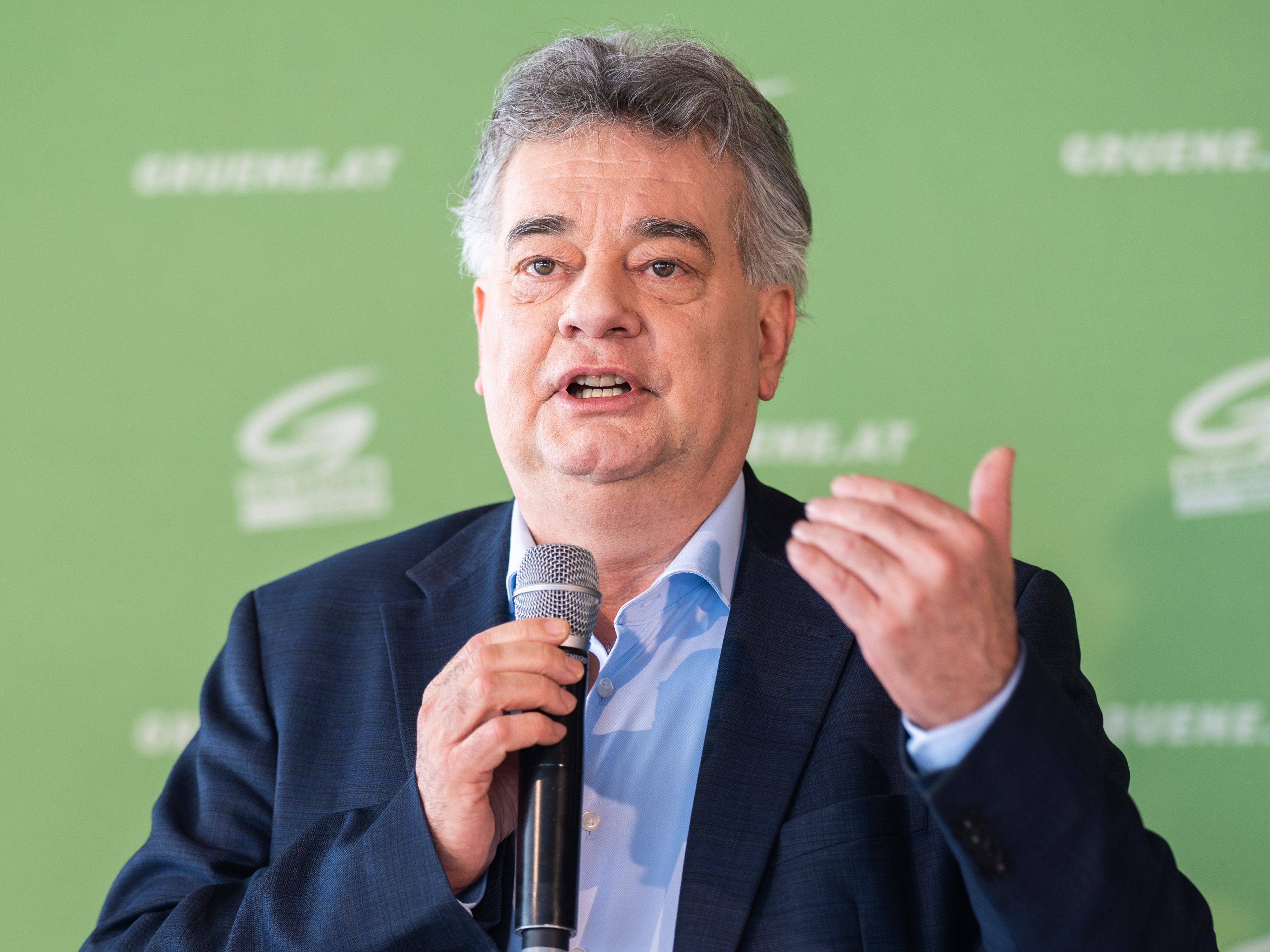 Laut einem Bericht von Werner Kogler ist die Anzahl der Beschäftigten beim Bund leicht zurückgegangen. Laut einem Bericht von Werner Kogler ist die Anzahl der Beschäftigten beim Bund leicht zurückgegangen.