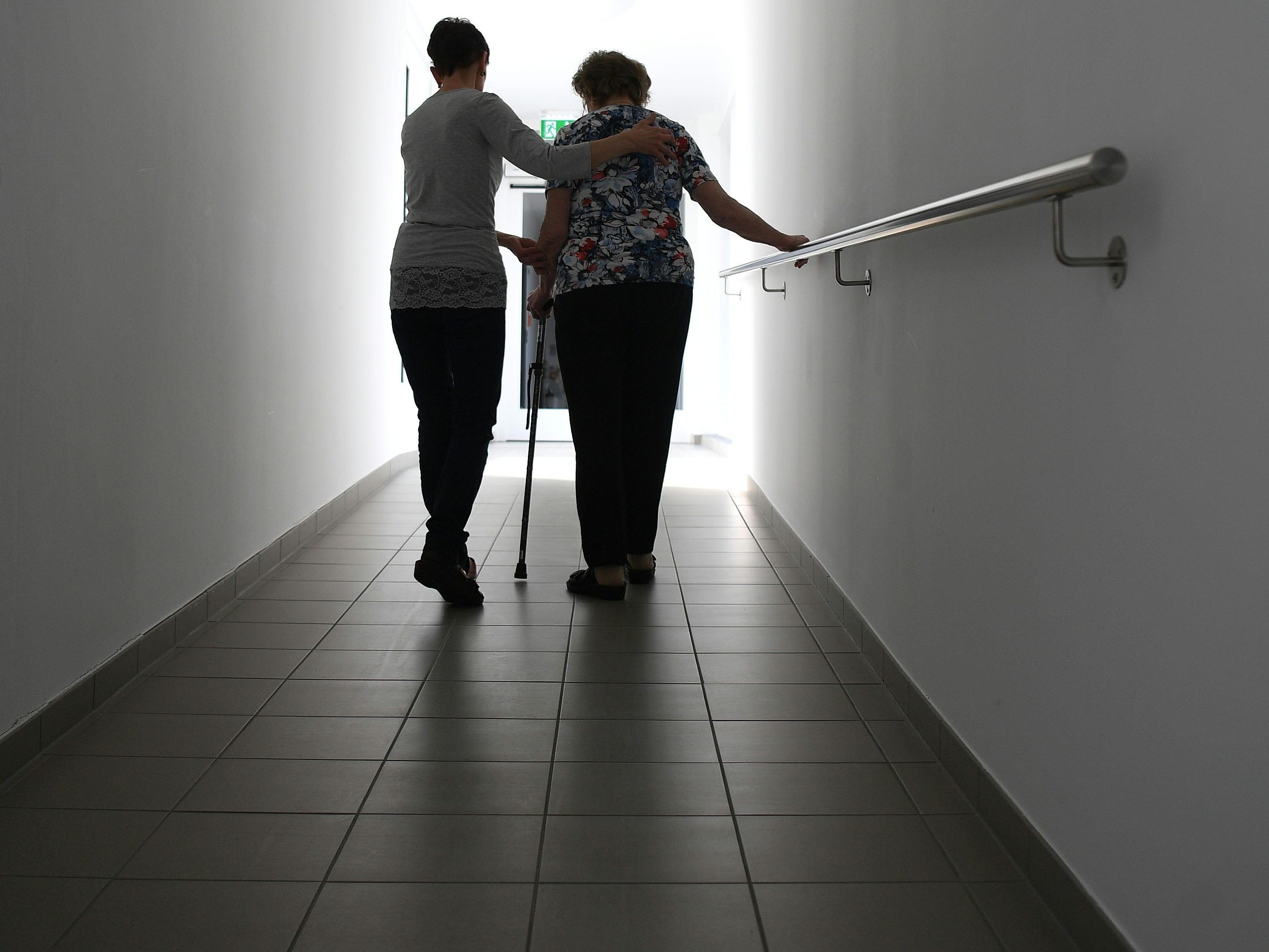 Sozialorganisationen fordern mehr Geld für 24-Stunden-Pflege.