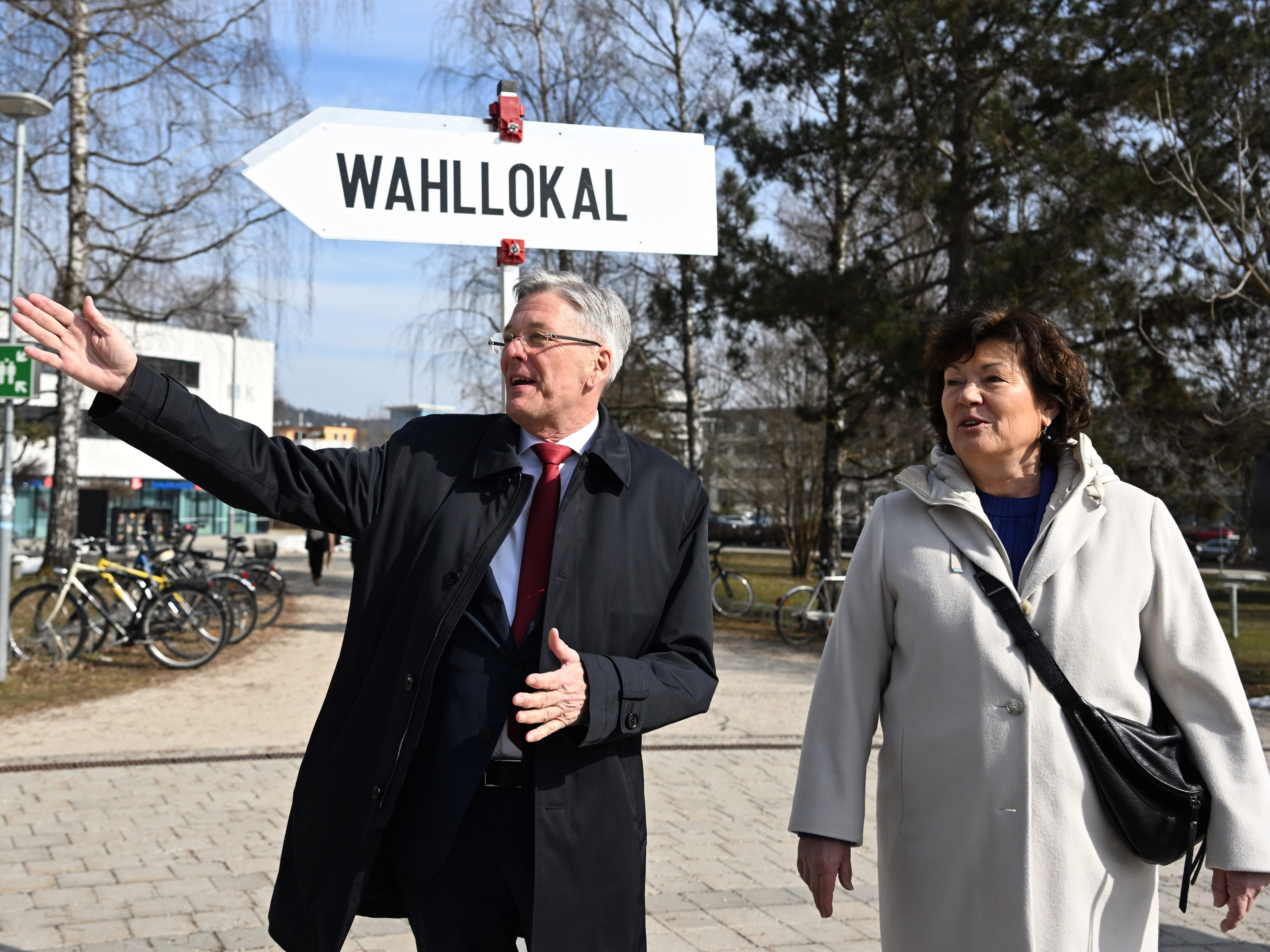 SPÖ-Spitzenkandiat Peter Kaiser kam mit seiner Lebensgefährtin Uli Wehr zum Wahllokal.