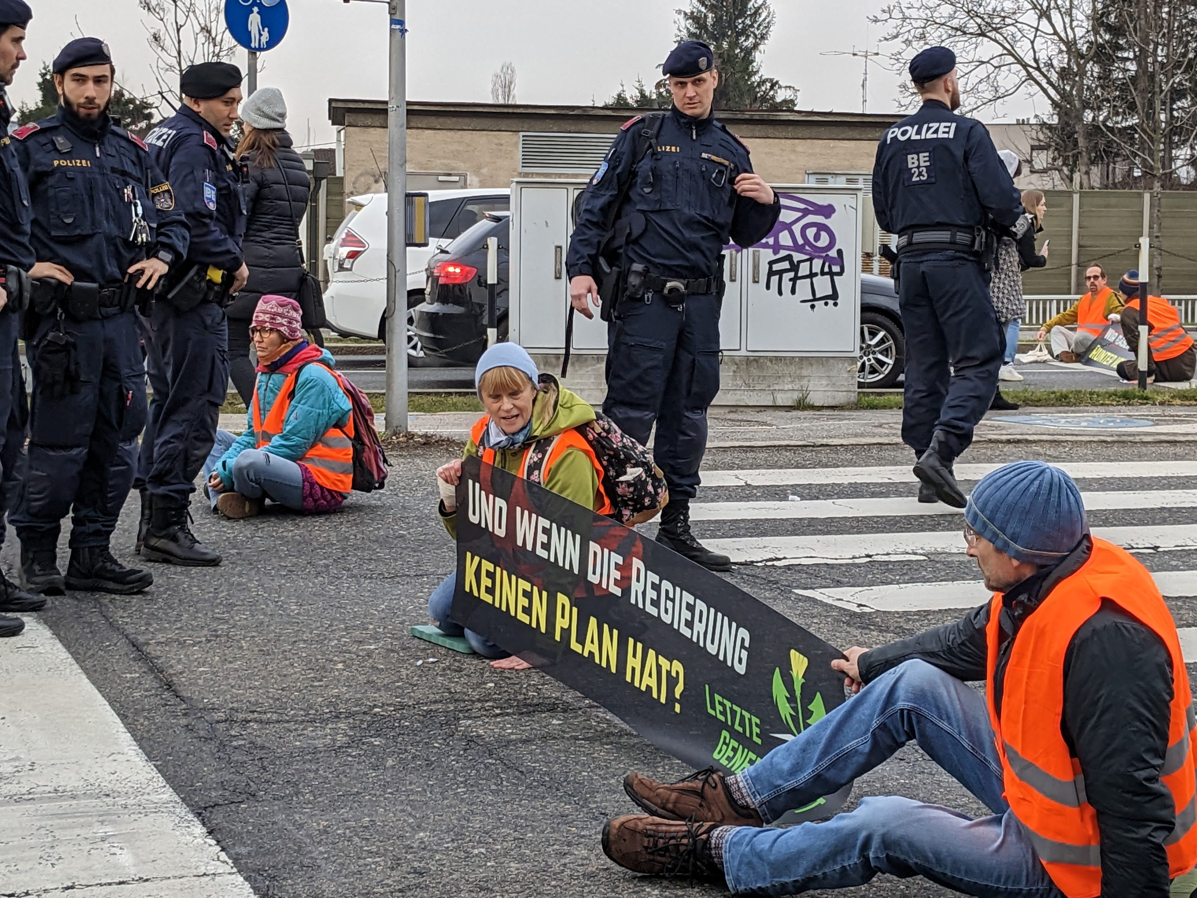 Mitglieder der "Letzten Generation" bei Protesten in Wien.