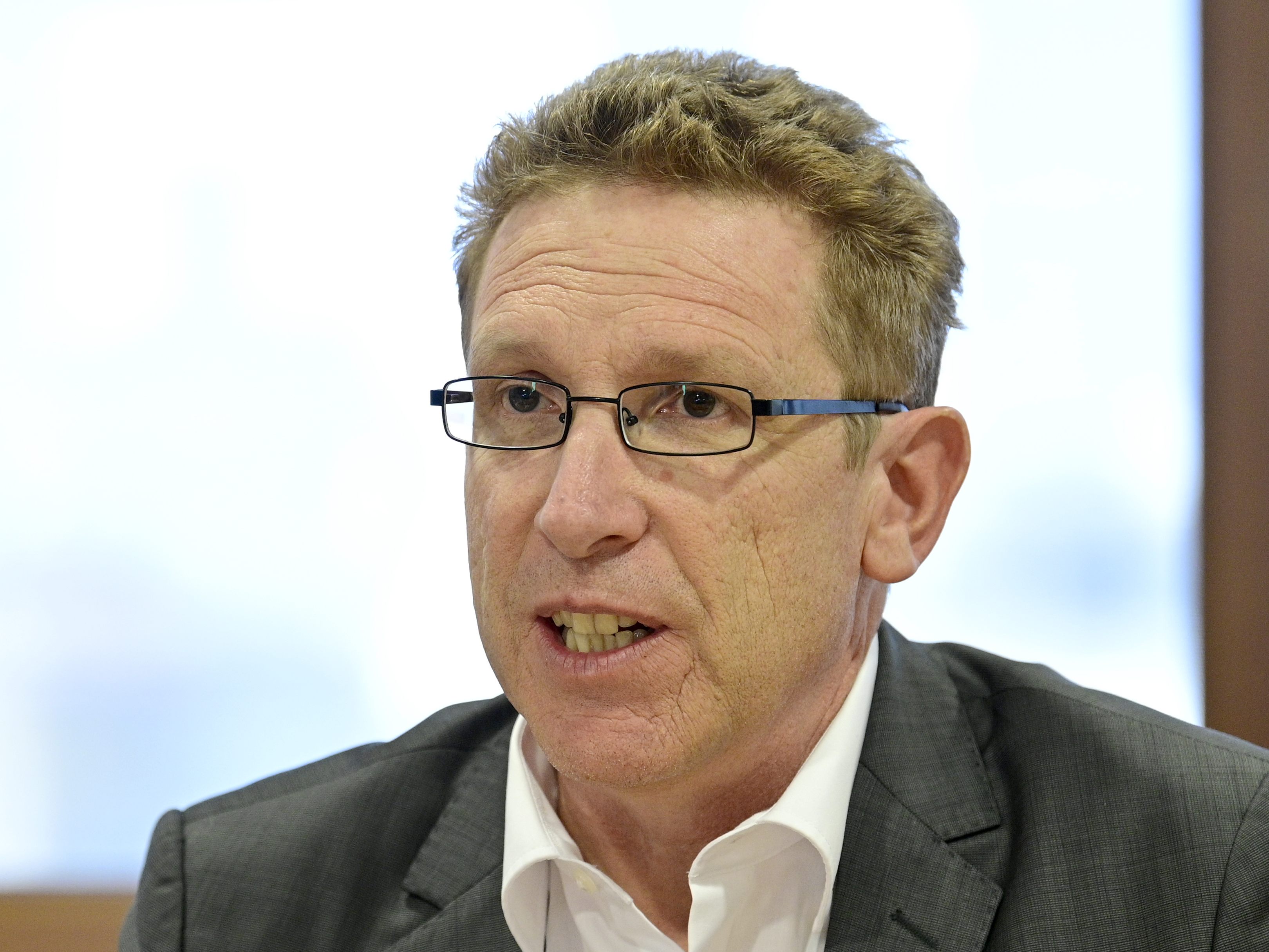 Achitz fordert eine Lösung für den Pflegeheimwechsel über Bundesländergrenzen. Achitz fordert eine Lösung für den Pflegeheimwechsel über Bundesländergrenzen.