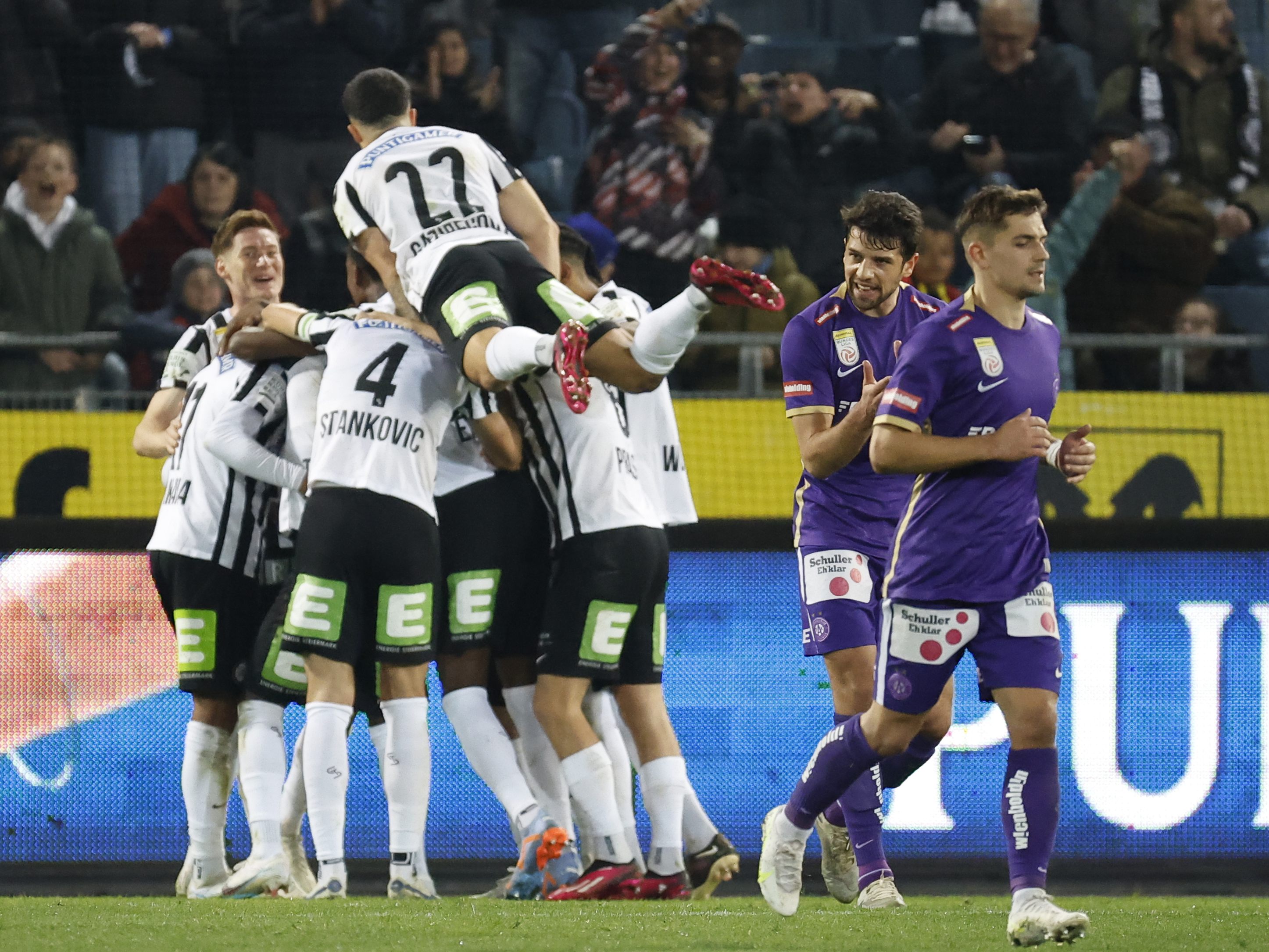 Die Wiener Austria muss nach der Niederlage gegen Sturm Graz weiter um ein Ticket für die Meistergruppe zittern.
