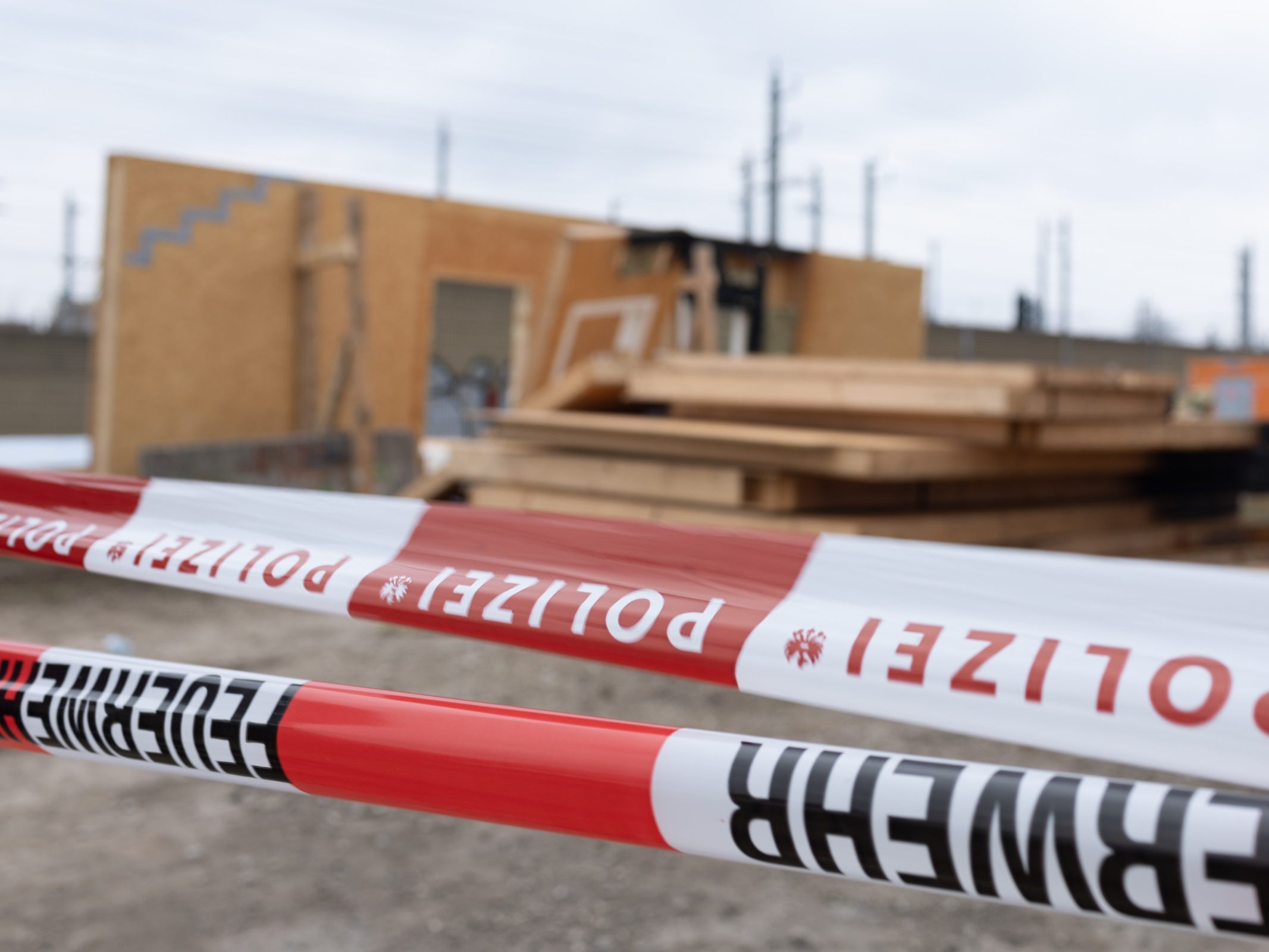 Der Wiederaufbau des Gebäudes verzögert sich nach dem Brandanschlag leicht.