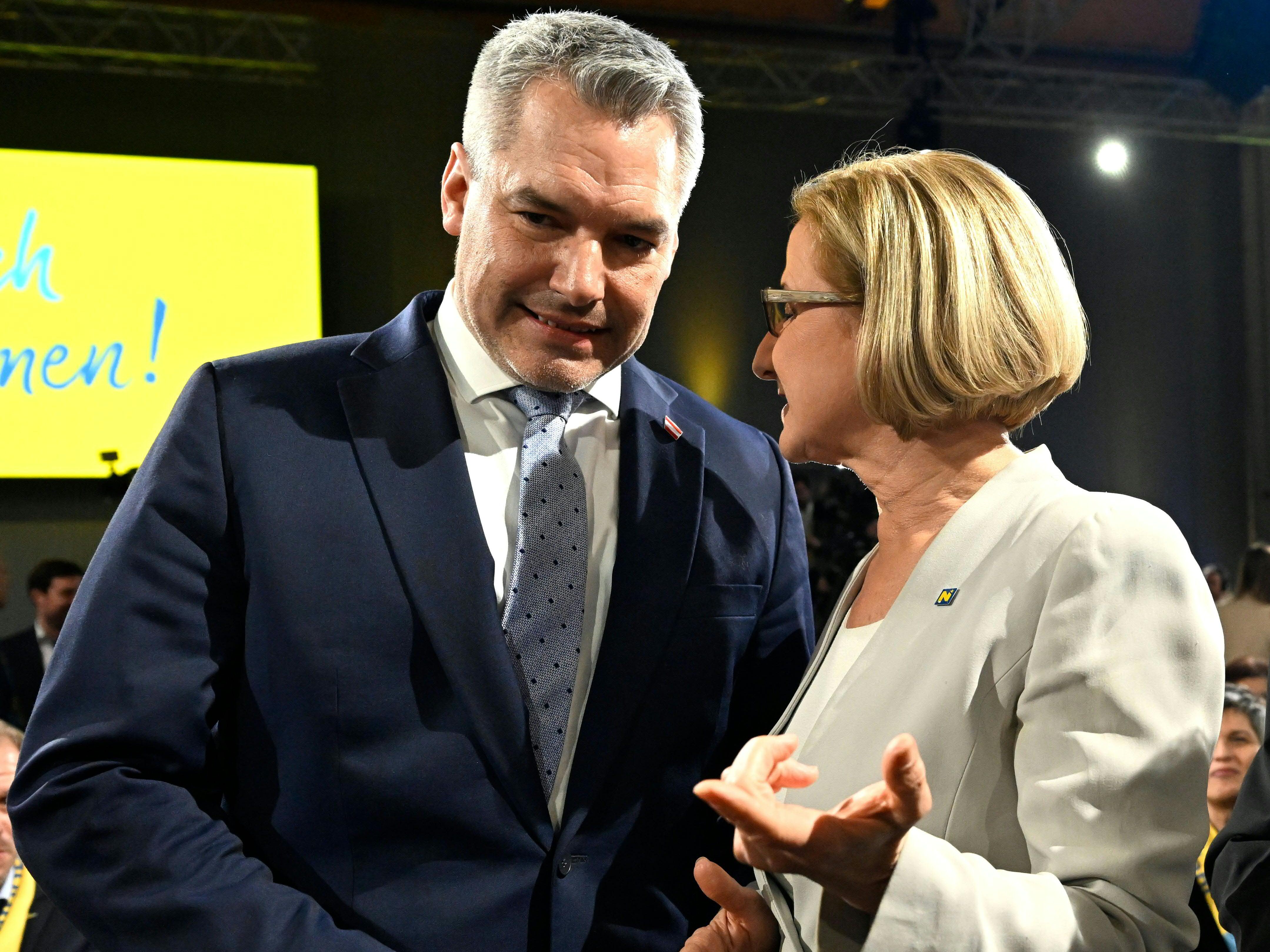 Bundeskanzler Nehammer neben Niederösterreichs Landeshauptfrau Mikl-Leitner.