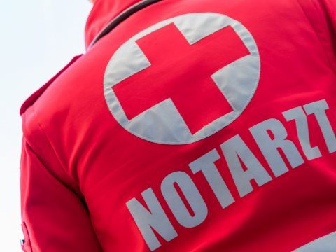 Eine Wiener Pensionistin wurde auf einem Autobahnparkplatz von einem Sattelzug erfasst.