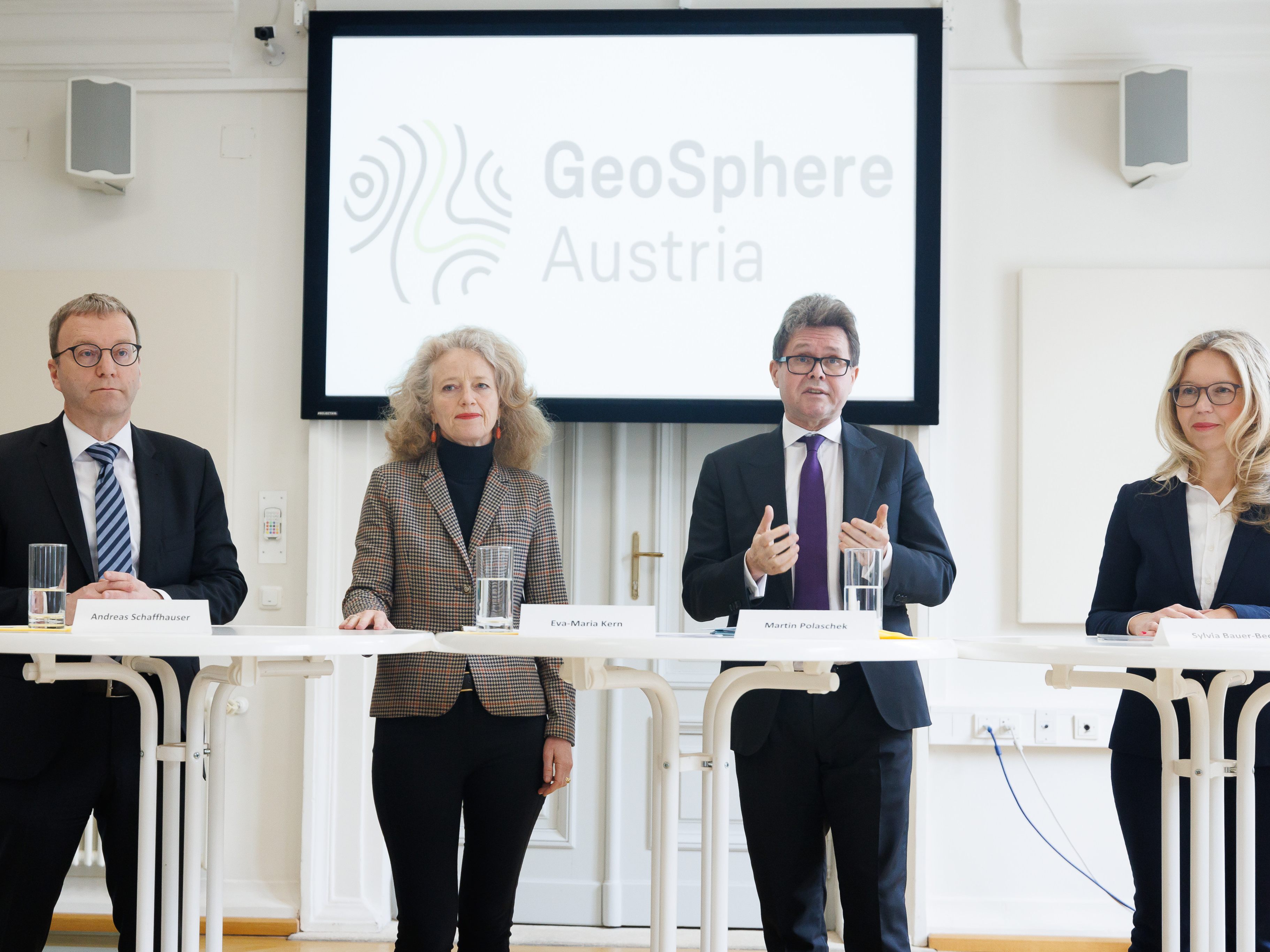 Schaffhauser links außen und Bauer-Beck rechts außen anlässlich der PK zum Thema "Neue kaufmännische und wissenschaftliche Generaldirektion für Österreichs neue Forschungseinrichtung GeoSphere Austria". Dazwischen: Polaschek und Kuratoriumsvorsitzende Eva-Maria Kern. Schaffhauser links außen und Bauer-Beck rechts außen anlässlich der PK zum Thema "Neue kaufmännische und wissenschaftliche Generaldirektion für Österreichs neue Forschungseinrichtung GeoSphere Austria". Dazwischen: Polaschek und Kuratoriumsvorsitzende Eva-Maria Kern.