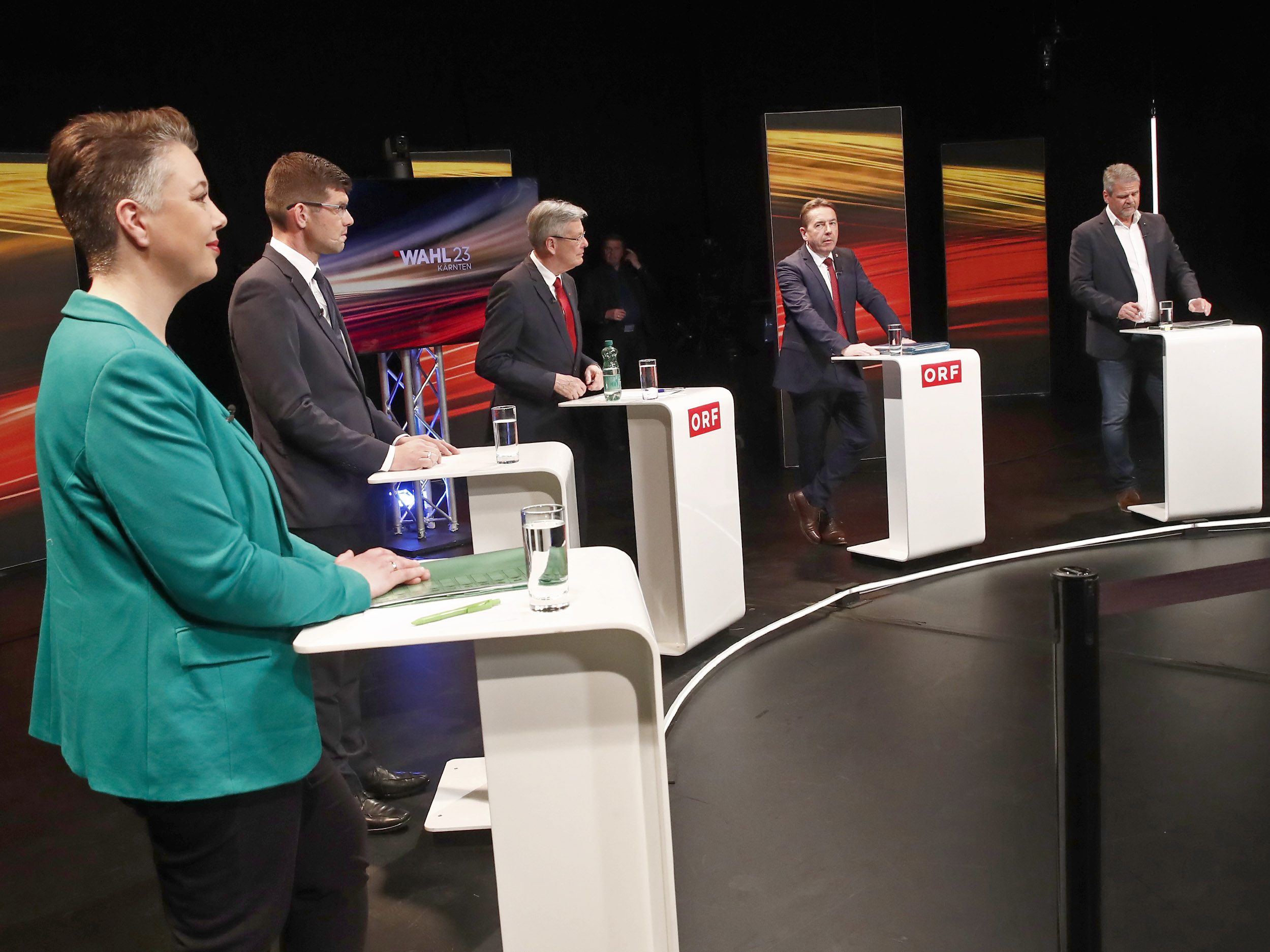 Die Spitzenkandidaten debattierten hauptsächlich über nachhaltige Energie. Die Spitzenkandidaten debattierten hauptsächlich über nachhaltige Energie.
