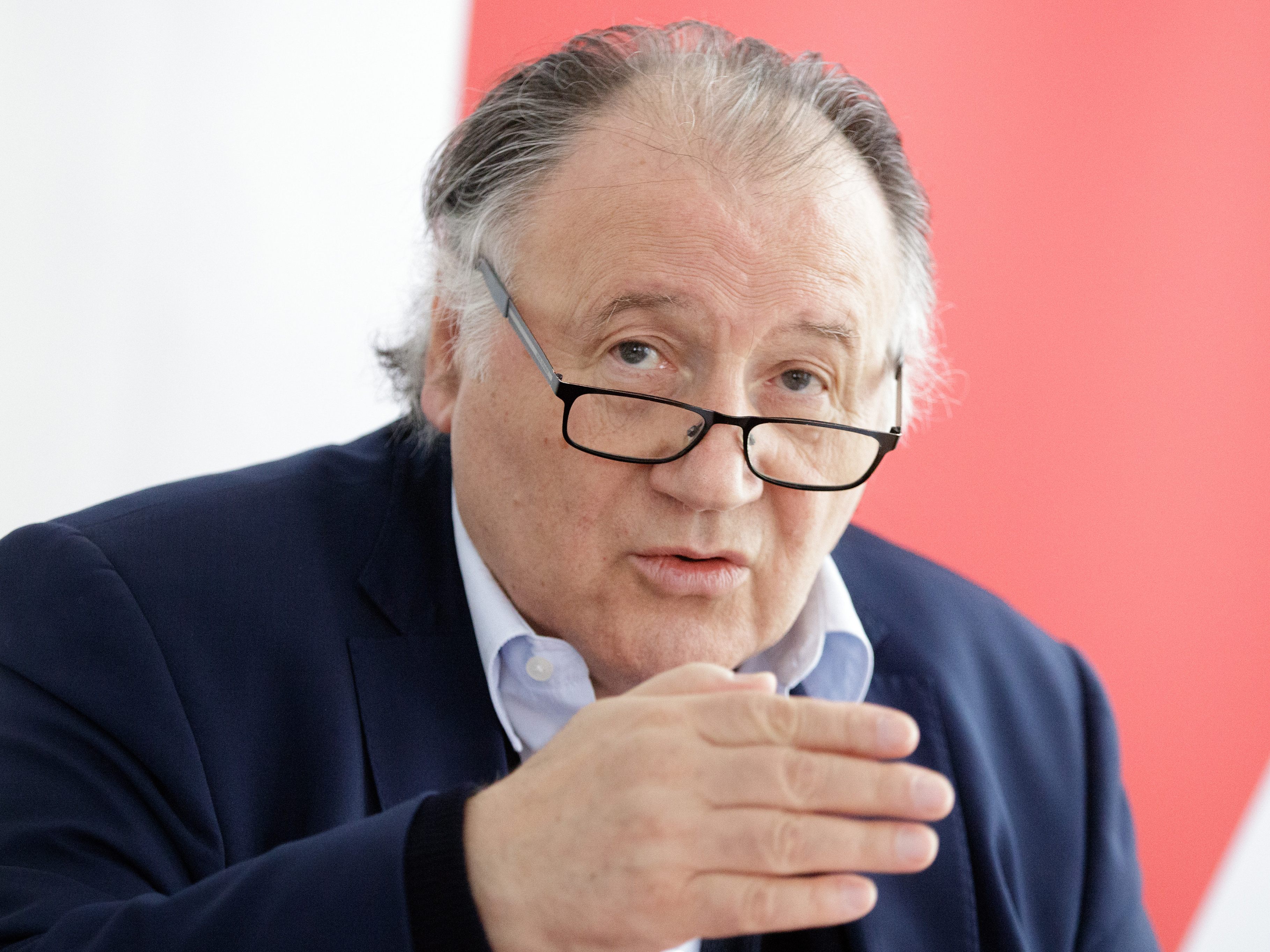 Medienkünstler Peter Weibel ist am 1. März verstorben und wird am 21. März am Wiener Zentralfriedhof beigesetzt werden. Medienkünstler Peter Weibel ist am 1. März verstorben und wird am 21. März am Wiener Zentralfriedhof beigesetzt werden.