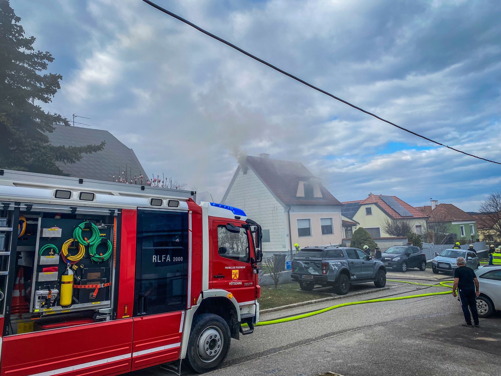 Ein Container ist neben einem Wohnhaus explodiert, die Flammen griffen rasch auf das Gebäude über.