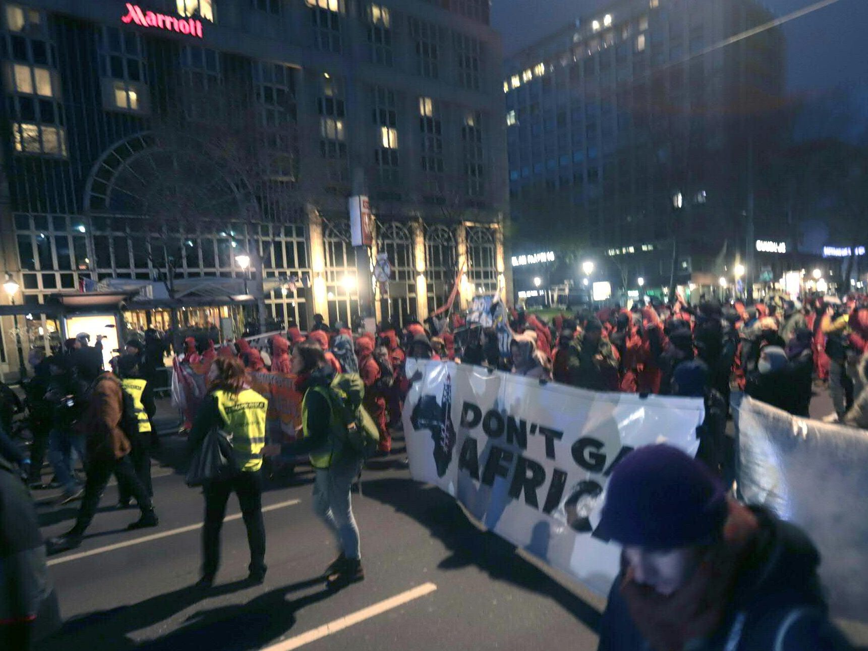 Dienstagabend gingen nicht nur 7.000 Demonstranten gegen die Gas-Lobby in Wien auf die Straße, auch bei einem exklusiven Gala-Dinner im Palais Ferstl gab es eine Aktion der Klimaschützer.