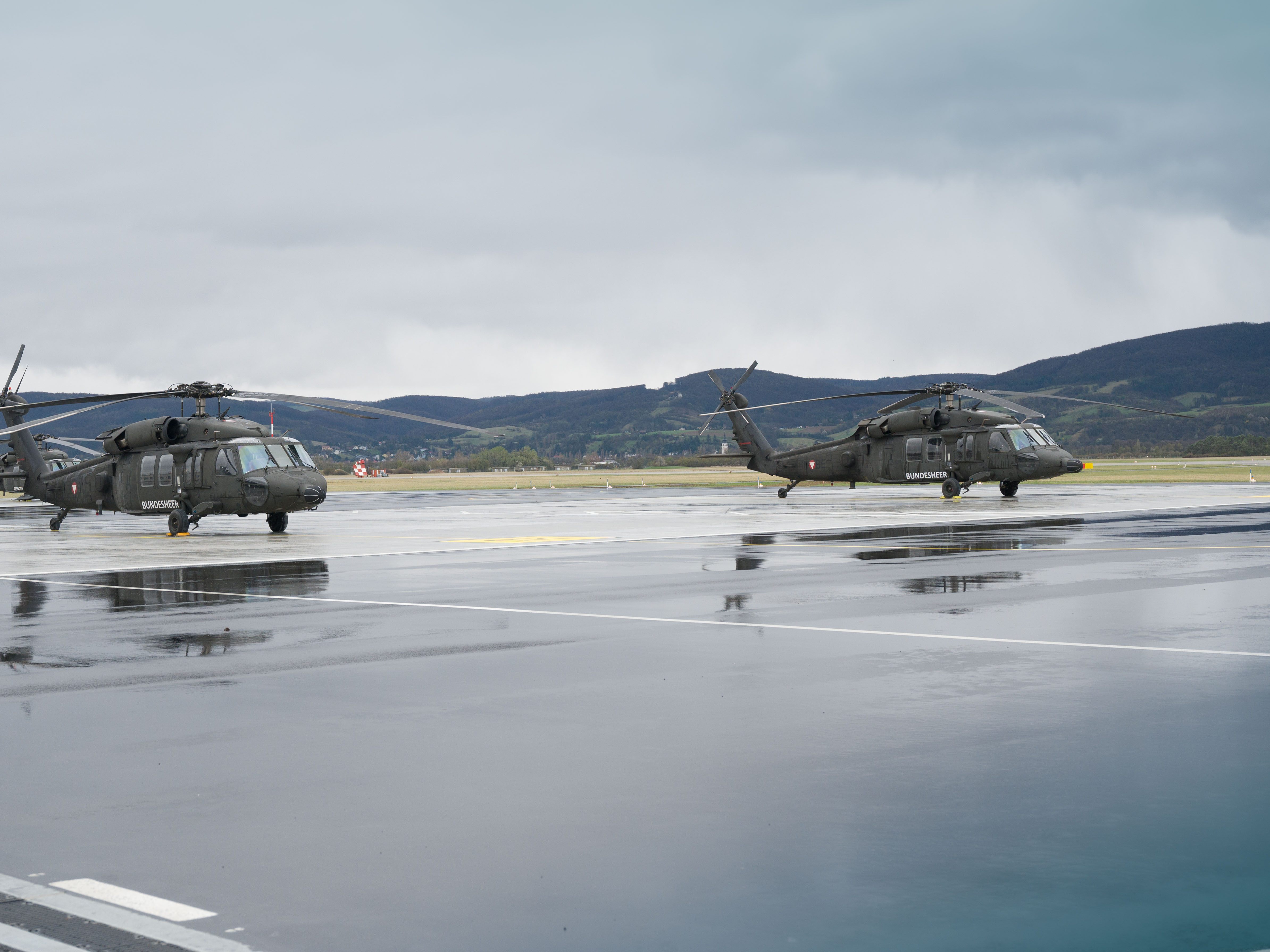 Montag brachte Eröffnung von erweitertem Black-Hawk-Hangarvorfeld in NÖ. Montag brachte Eröffnung von erweitertem Black-Hawk-Hangarvorfeld in NÖ.