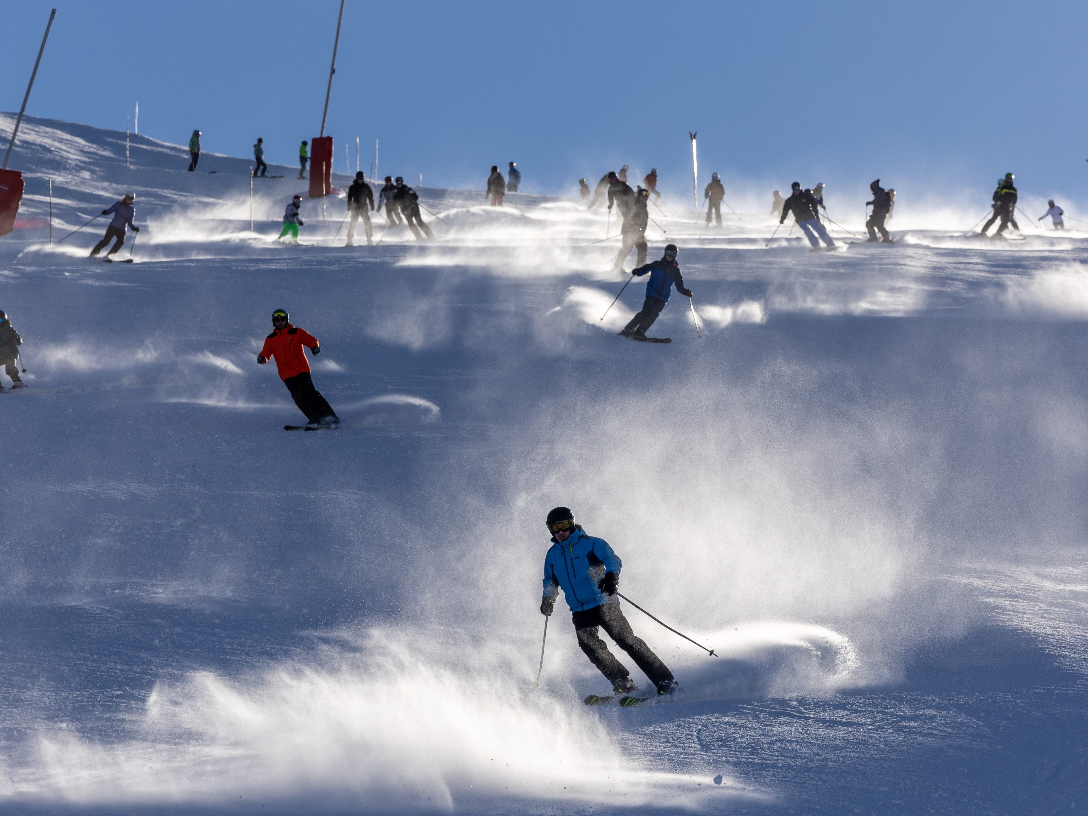 Eine automatische Vertragsverlängerung bei Skiversicherungen ist gesetzwidrig.