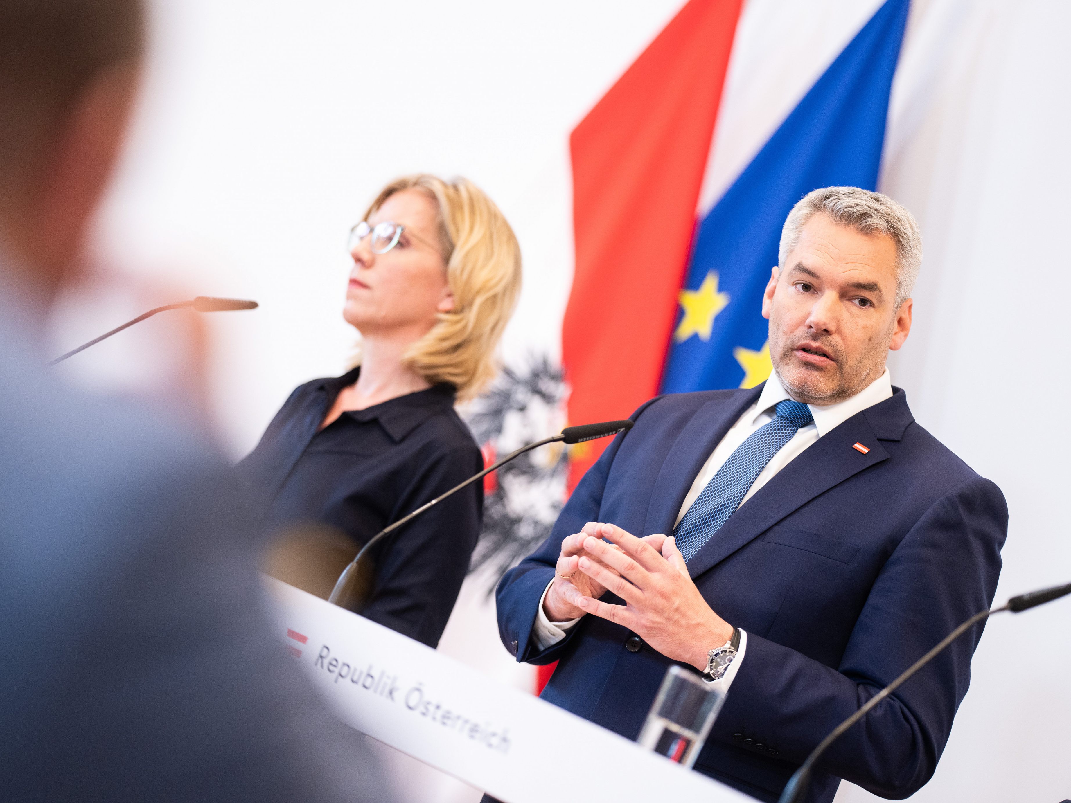 Klimaschutzministerin Gewessler neben Bundeskanzler Nehammer.