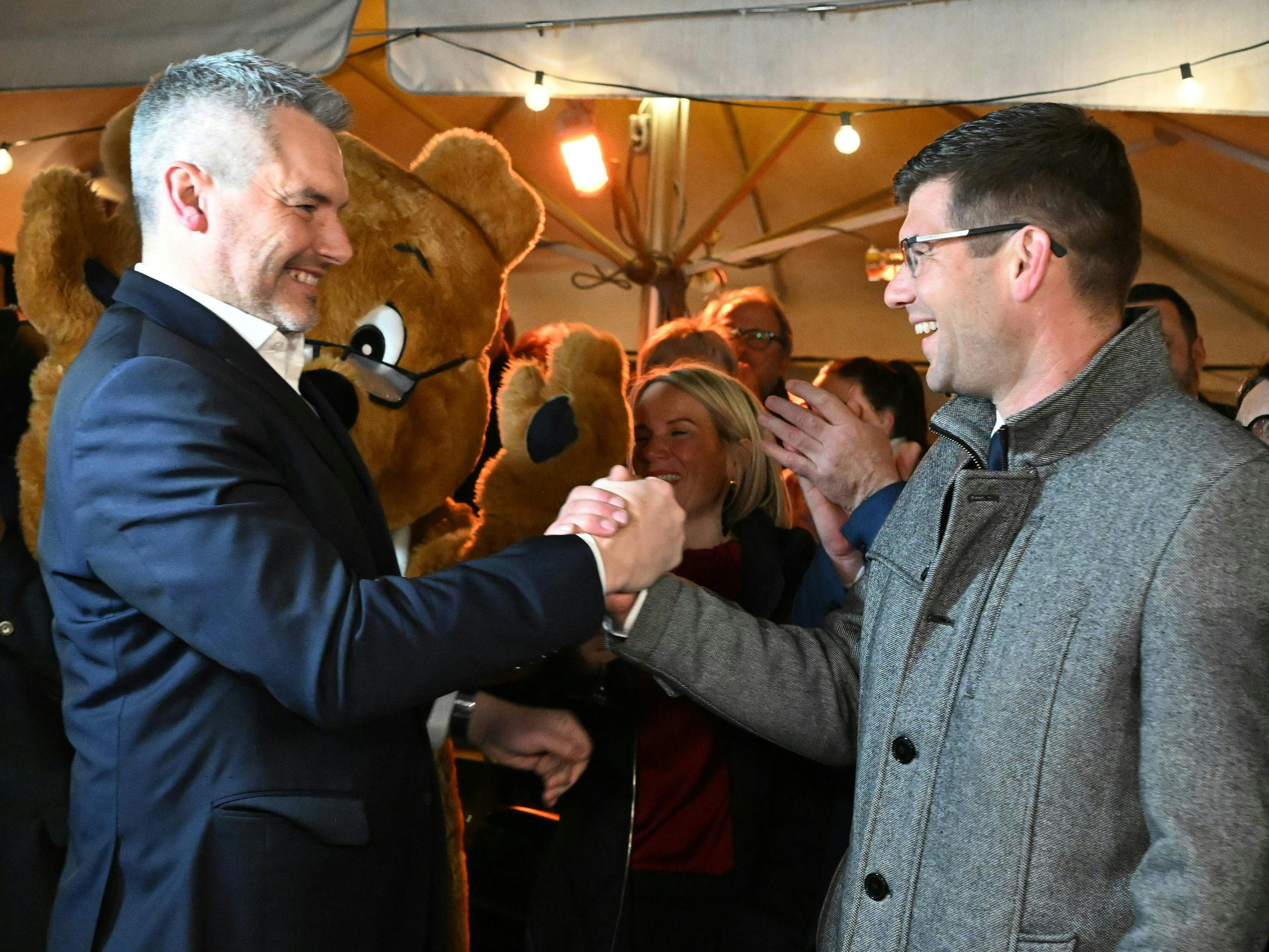 Kanzler Nehammer traf bei der ausgelassen feiernden ÖVP ein.