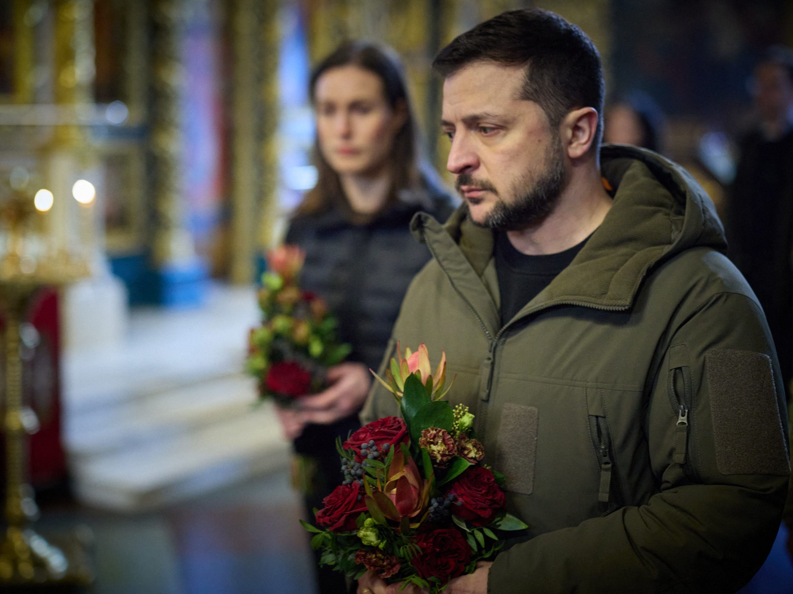 Wolodymyr Selenskyj (mit Sanna Marin im Hintergrund) gedenkt der Kriegsopfer.