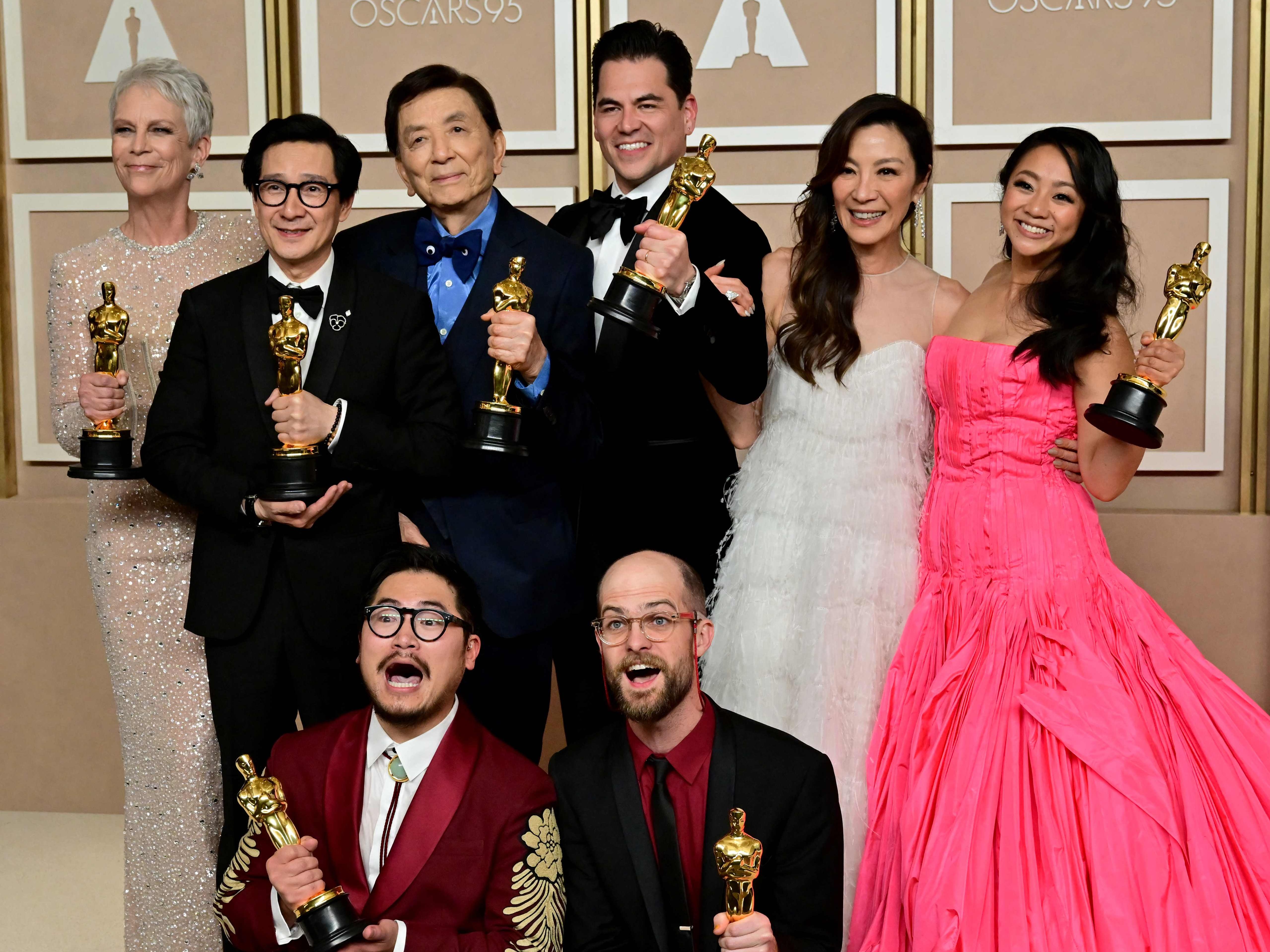 Die Indie-Sci-Fi-Komödie "Everything Everywhere All at Once" ist der große Gewinner der 95. Oscars. Die Indie-Sci-Fi-Komödie "Everything Everywhere All at Once" ist der große Gewinner der 95. Oscars.