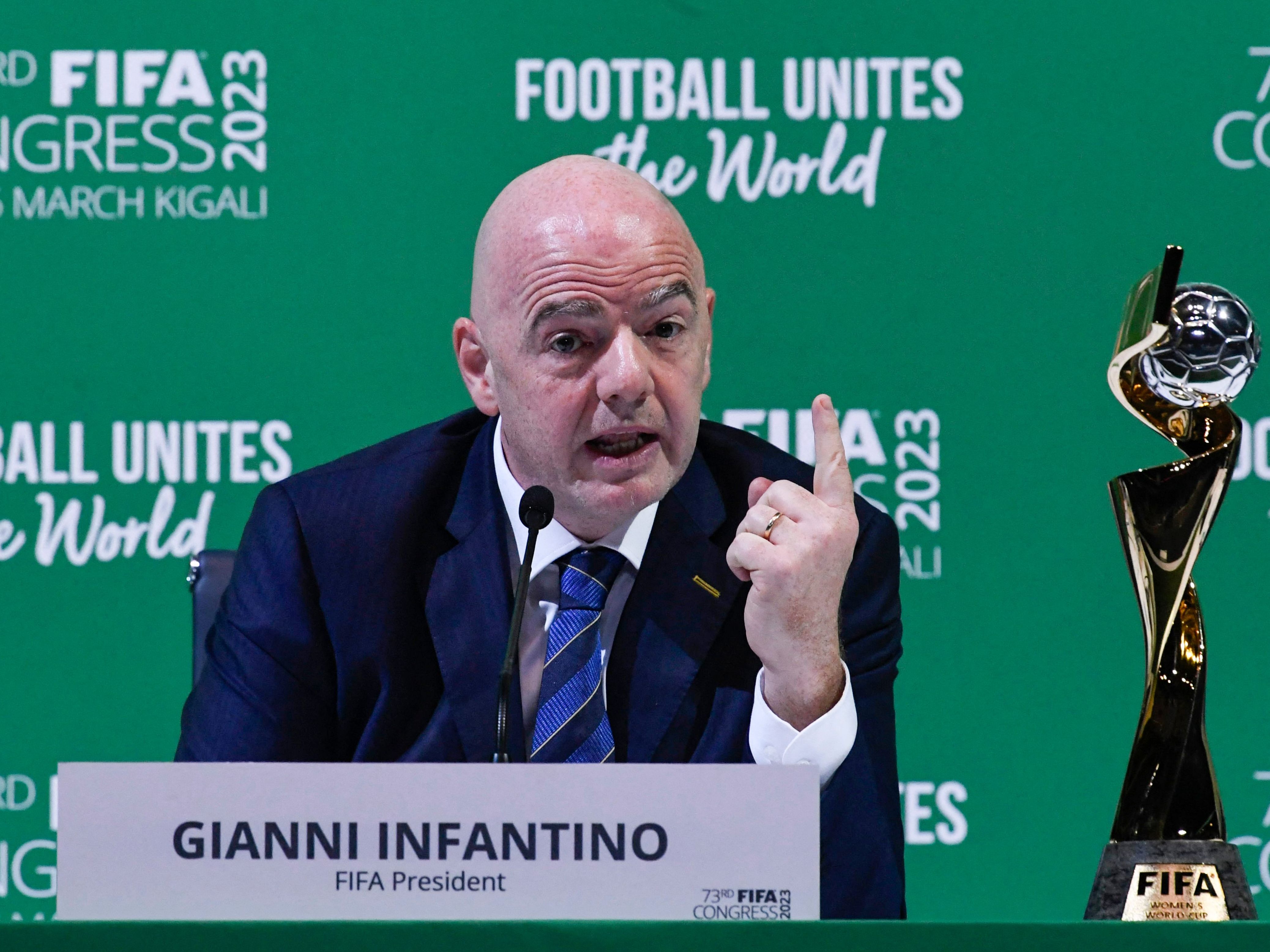 FIFA-Präsidentt Infantino verspricht die WM-Prämien bei Frauen-Turnieren anzugleichen. FIFA-Präsidentt Infantino verspricht die WM-Prämien bei Frauen-Turnieren anzugleichen.