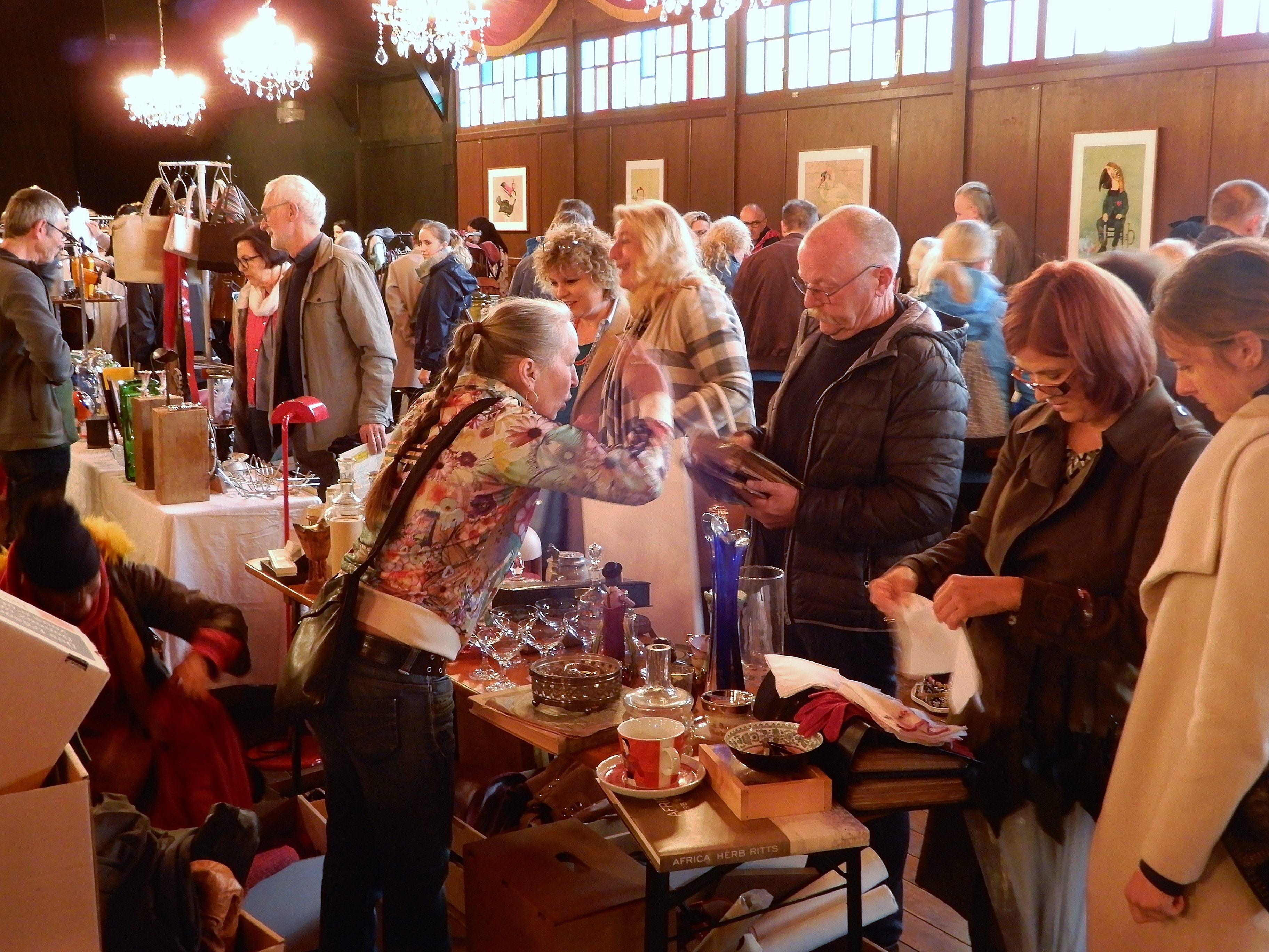 Am Sonntag, 2. April darf im Freudenhaus beim Flohmarkt wieder nach Herzenslustgefeilscht und gestöbert werden. Am Sonntag, 2. April darf im Freudenhaus beim Flohmarkt wieder nach Herzenslustgefeilscht und gestöbert werden.