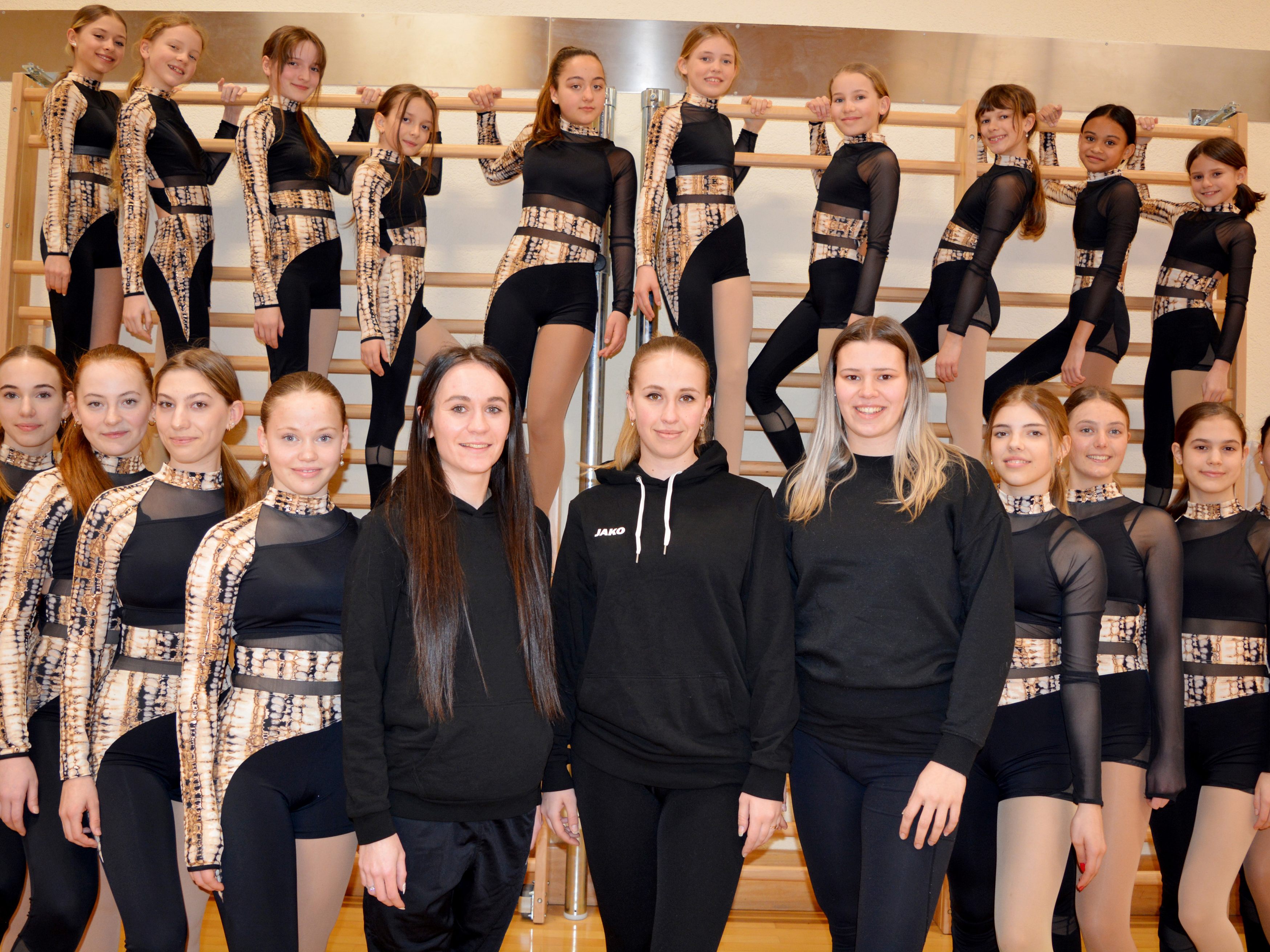 Die Harder Show Dance Gruppe im Wettkampfoutfit mit ihren drei Trainerinnen (v.l.1.Reihe Bildmitte) Claudia Feurstein, Emilia Dallosova und Lara-Sophie Berkmann. Die Harder Show Dance Gruppe im Wettkampfoutfit mit ihren drei Trainerinnen (v.l.1.Reihe Bildmitte) Claudia Feurstein, Emilia Dallosova und Lara-Sophie Berkmann.