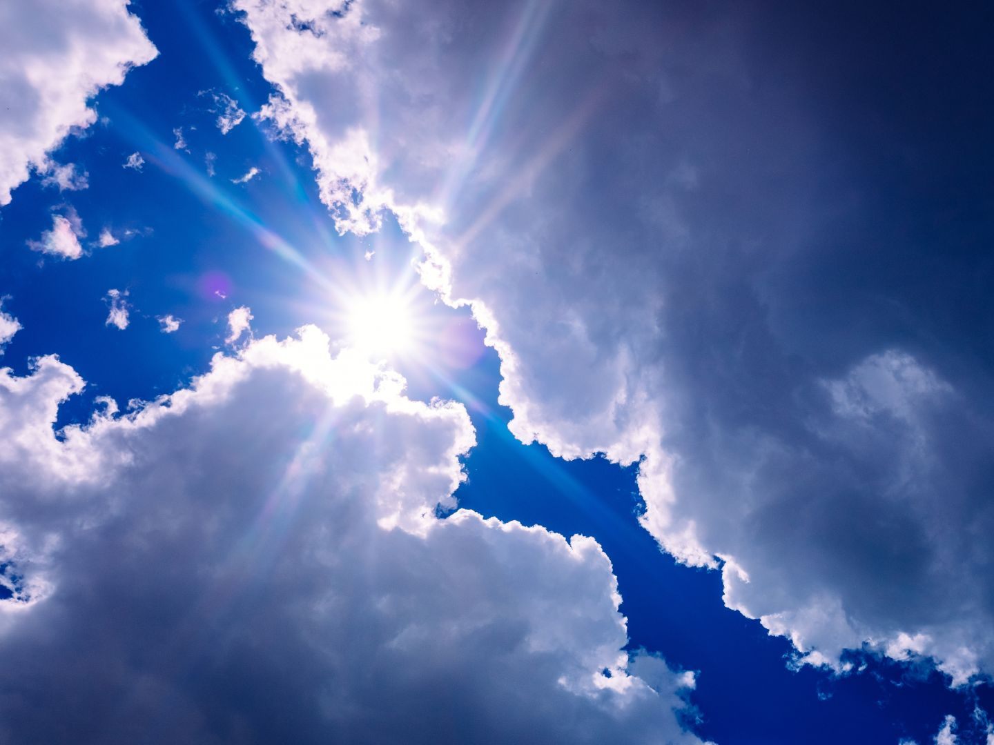 Am Samstag wird es sonnig, während es davor und danach vorwiegend bewölkt bleibt. Am Samstag wird es sonnig, während es davor und danach vorwiegend bewölkt bleibt.