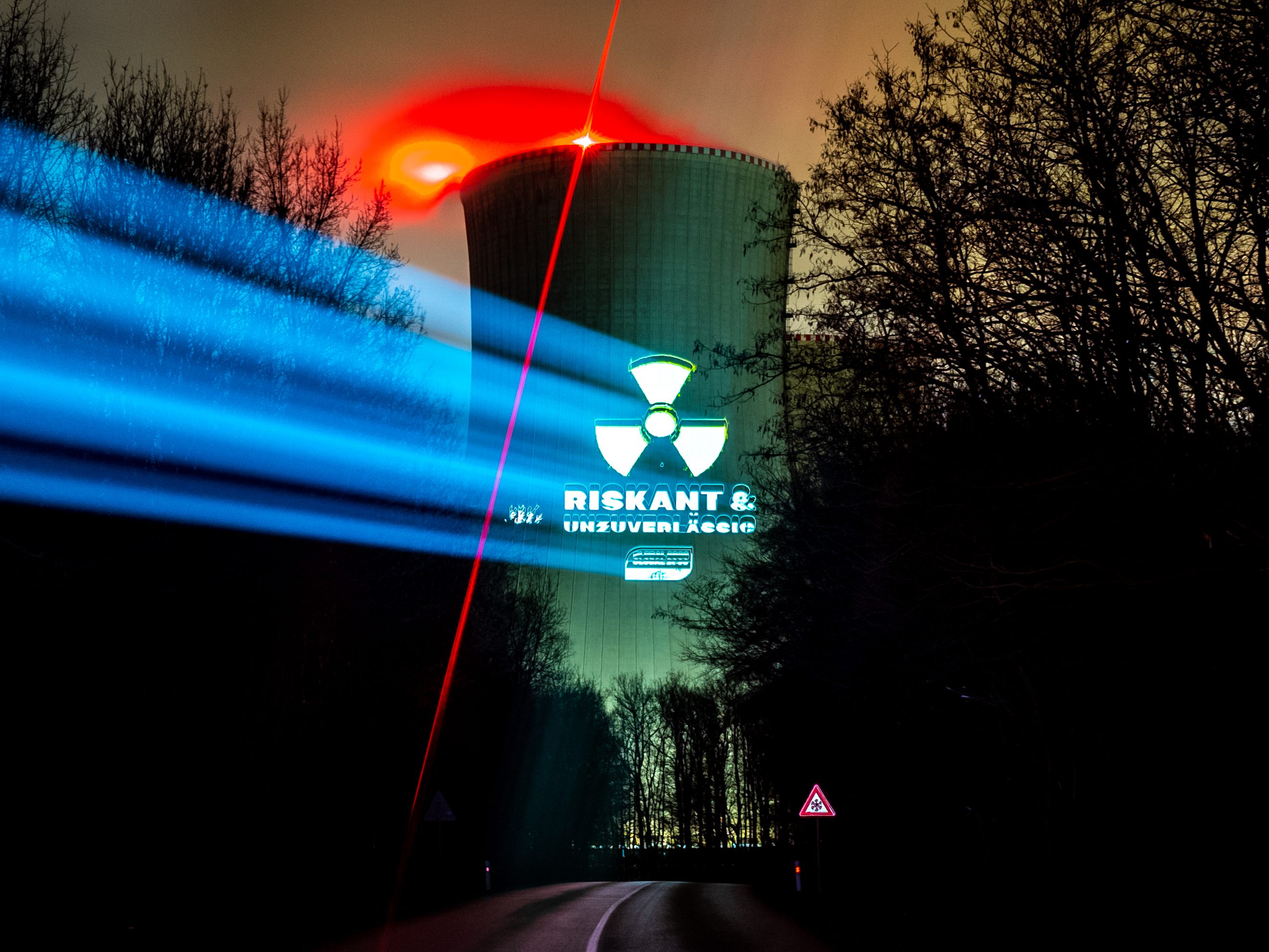 Global 2000 führte eine Beamer-Aktion gegen das AKW Mochovce durch. Global 2000 führte eine Beamer-Aktion gegen das AKW Mochovce durch.