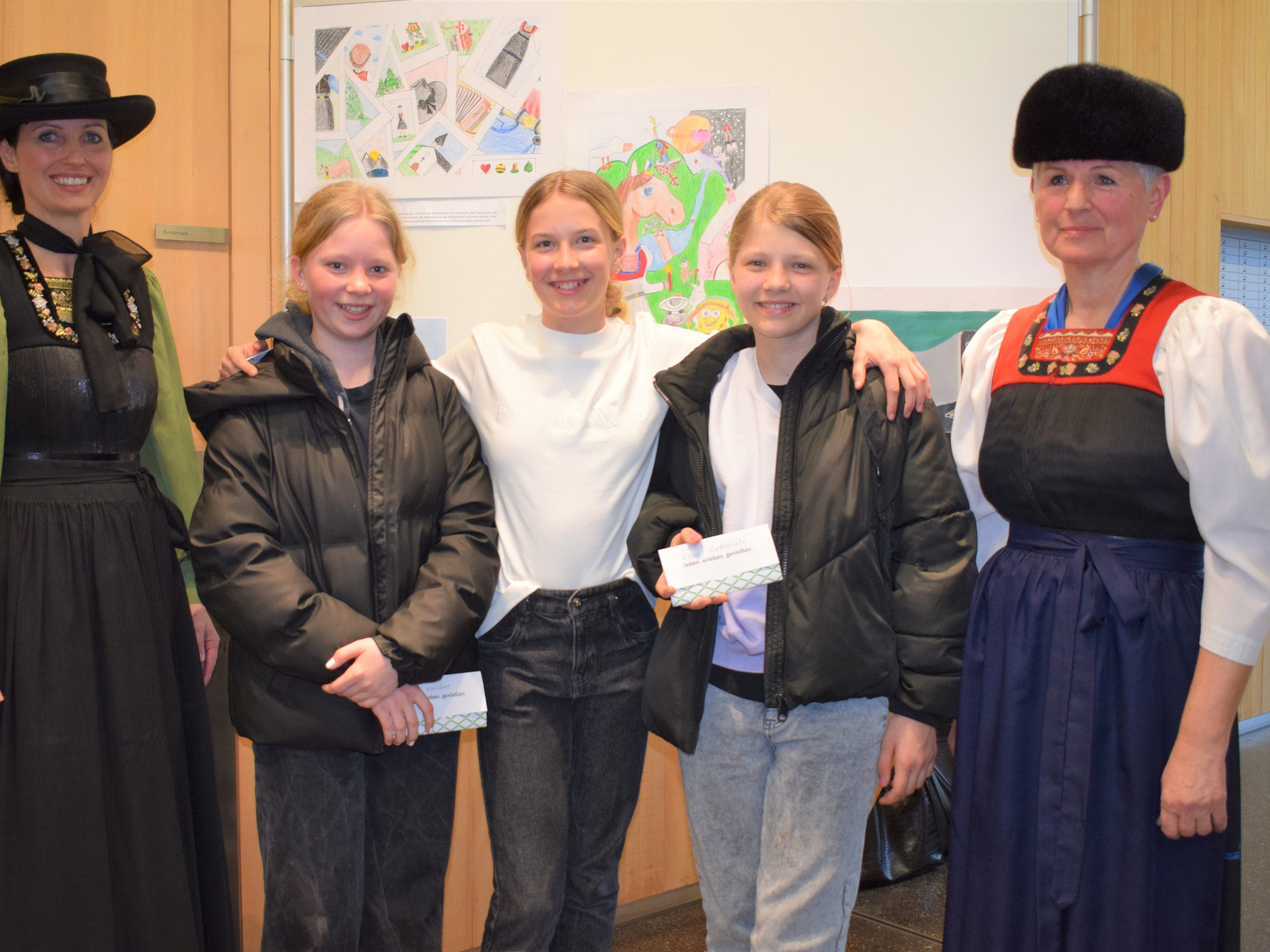 Rosa Sutterlüty, Elisa Waldner und Laurina Loitz, Preisträgerinnen der Mittelschule Egg, mit Doris Kranzelbinder und Hedi Zengerle.