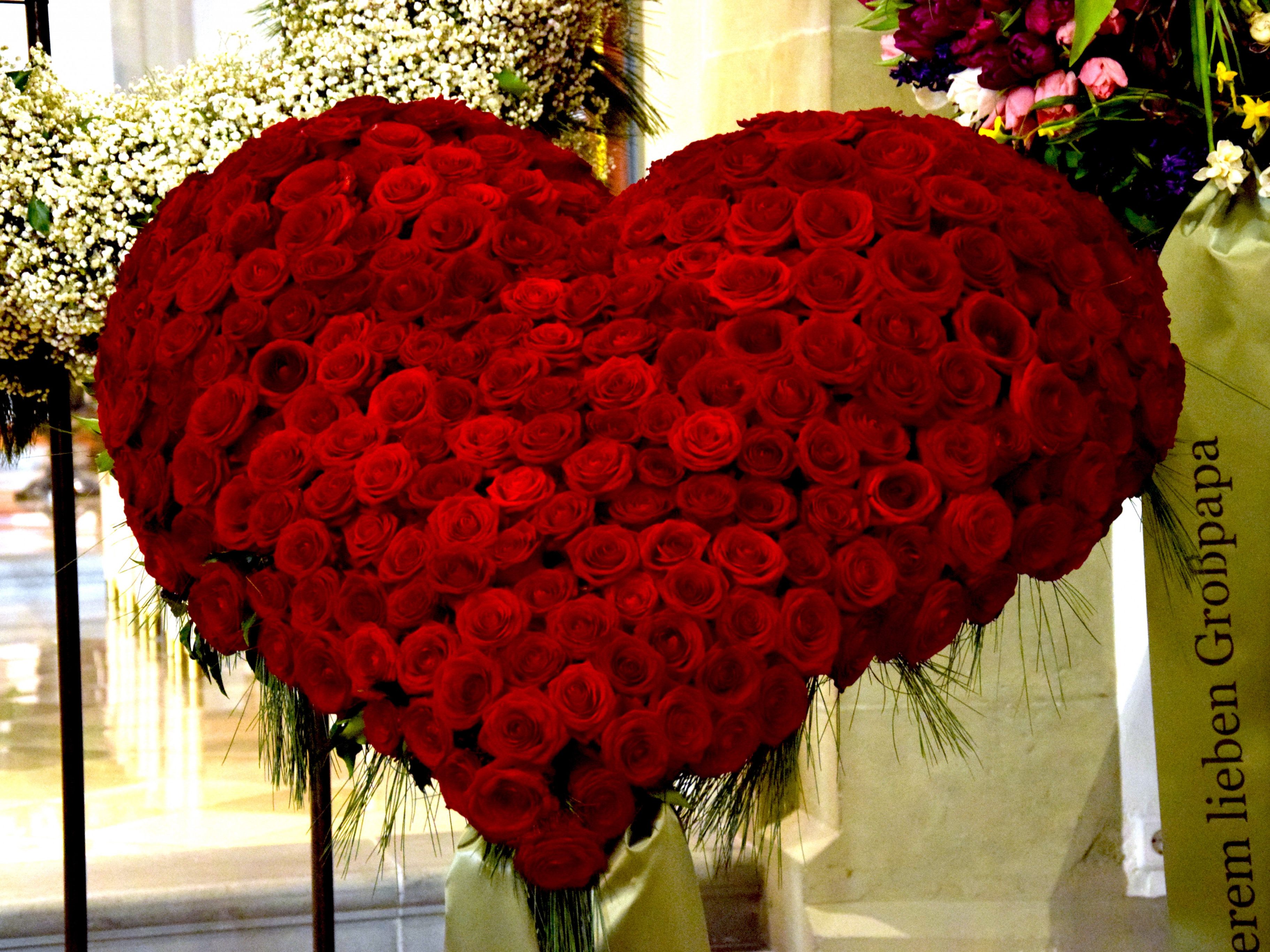 Dieses Herz aus roten Rosen wurde anlässlich des Heimgangs des verstorbenen Vorarlberger Landeshauptmannes a. D., Dr. Martin Purtscher, geschaffen. Neben vielen liebevoll gestalteten Blumenkränzen schmückte es seine Letzte Ruhestätte in Thüringen.