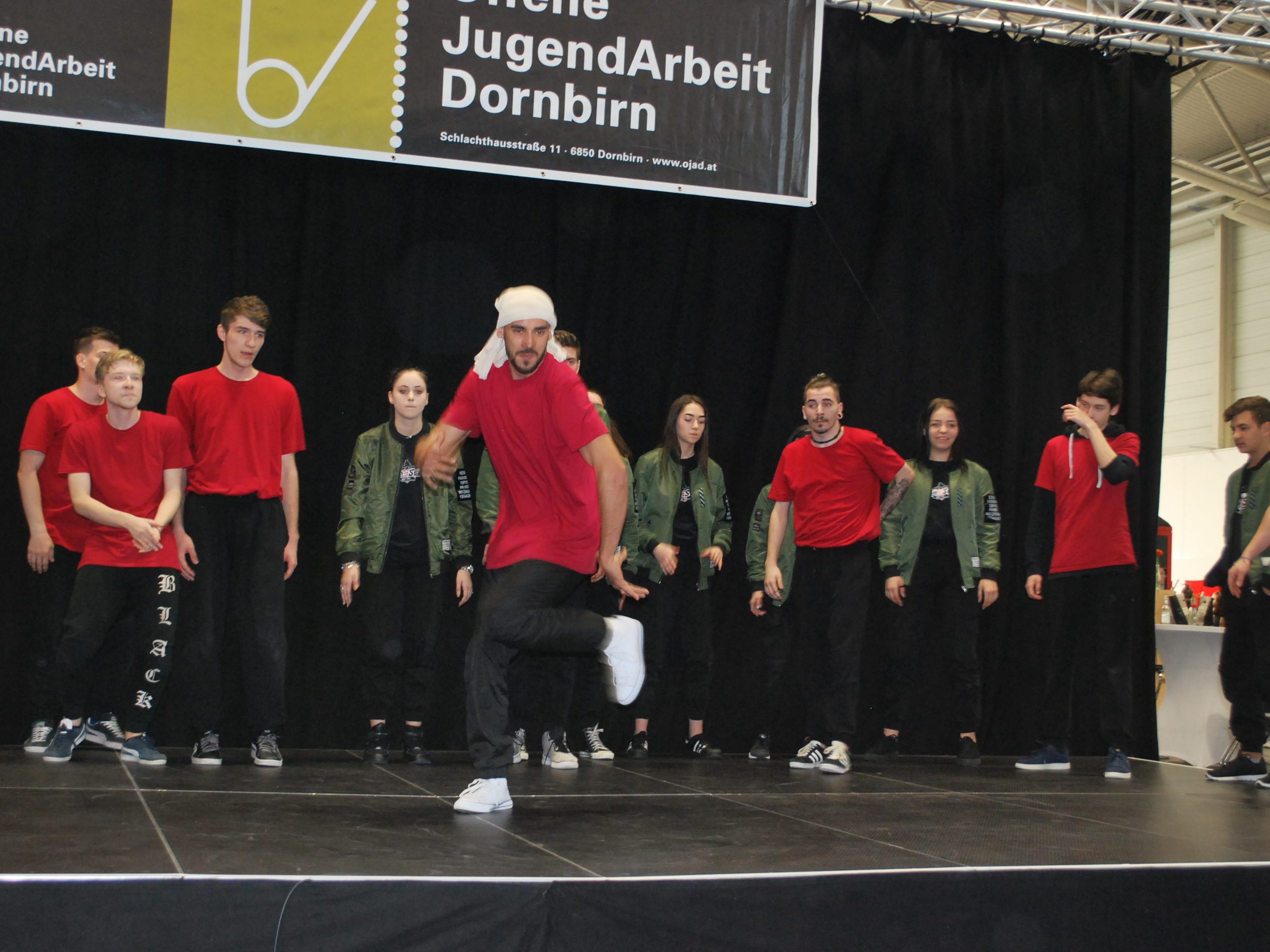 Tänzerinnen und Tänzer aus Rumänien werden auch diesmal auf der SCHAU Bühne in der Jungen Halle begeistern. Tänzerinnen und Tänzer aus Rumänien werden auch diesmal auf der SCHAU Bühne in der Jungen Halle begeistern.
