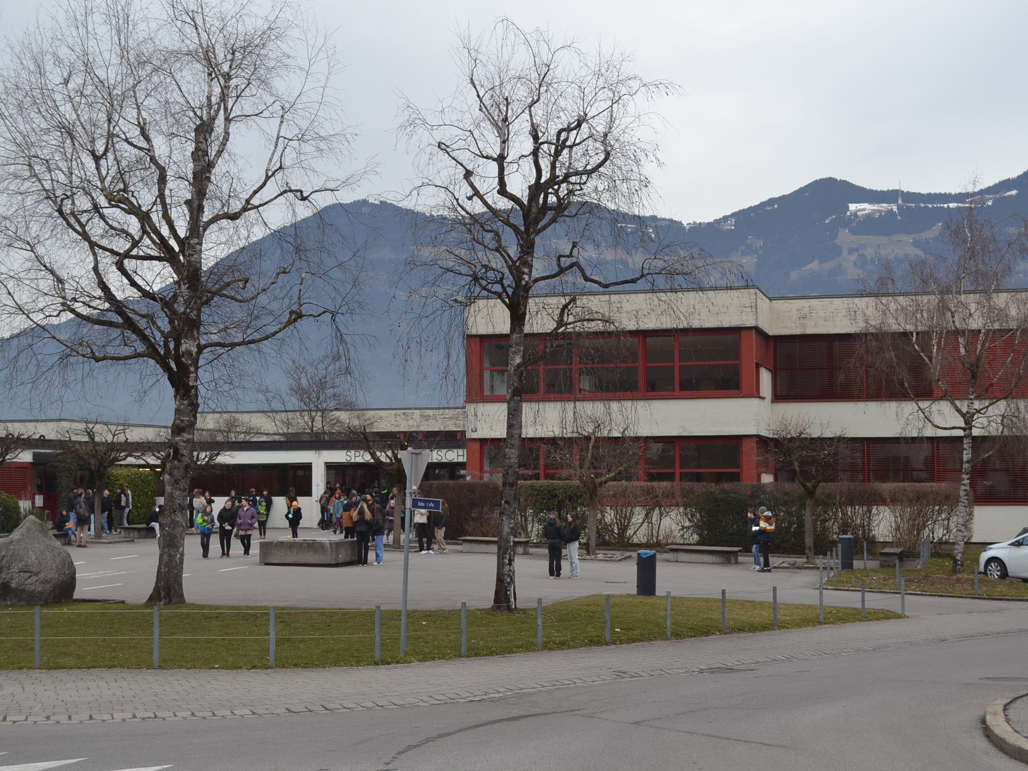 Die Mittelschule Nenzing hat weitgehend noch ihre Grundform aus den 1960-er-Jahren, nun wird modernisiert. Die Mittelschule Nenzing hat weitgehend noch ihre Grundform aus den 1960-er-Jahren, nun wird modernisiert.