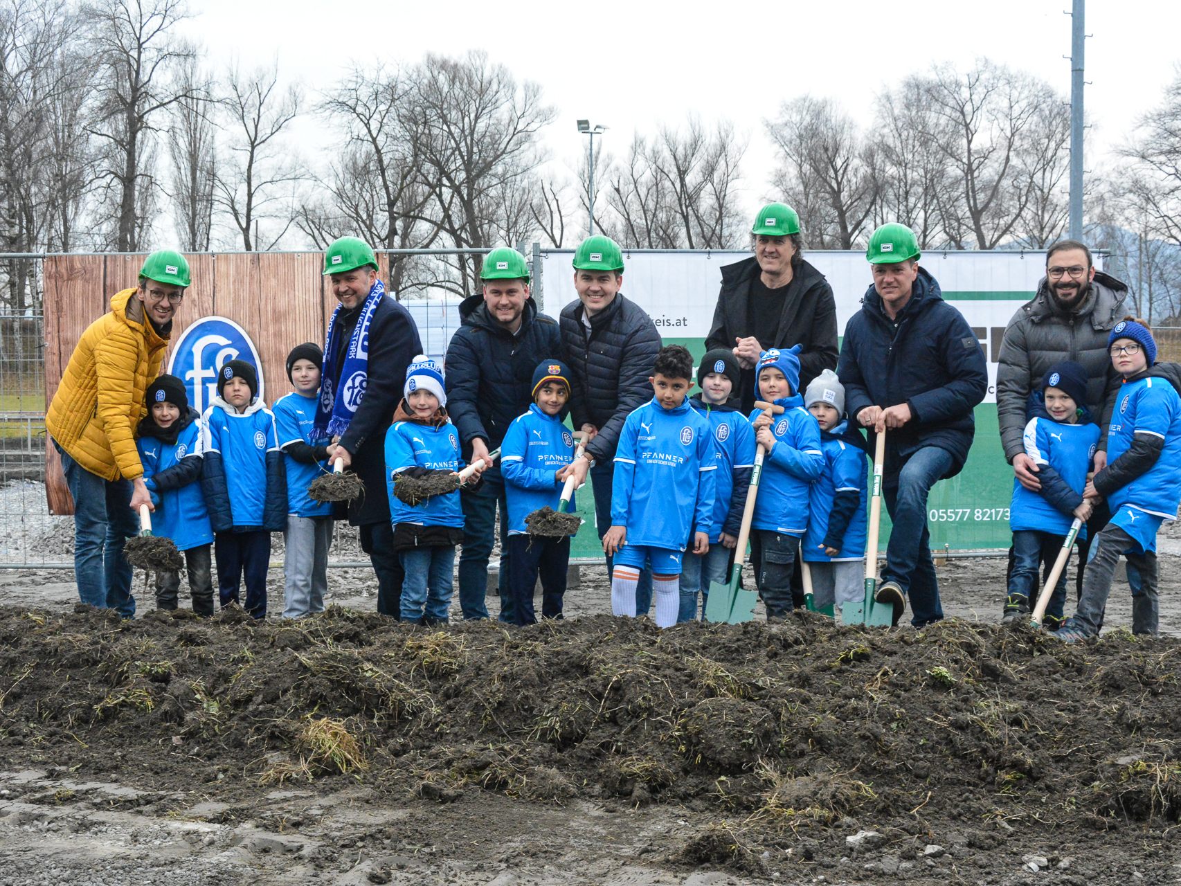 Am Mittwoch erfolgte der Spatenstich für das neue Sportgebäude am Wiesenrain. Am Mittwoch erfolgte der Spatenstich für das neue Sportgebäude am Wiesenrain.