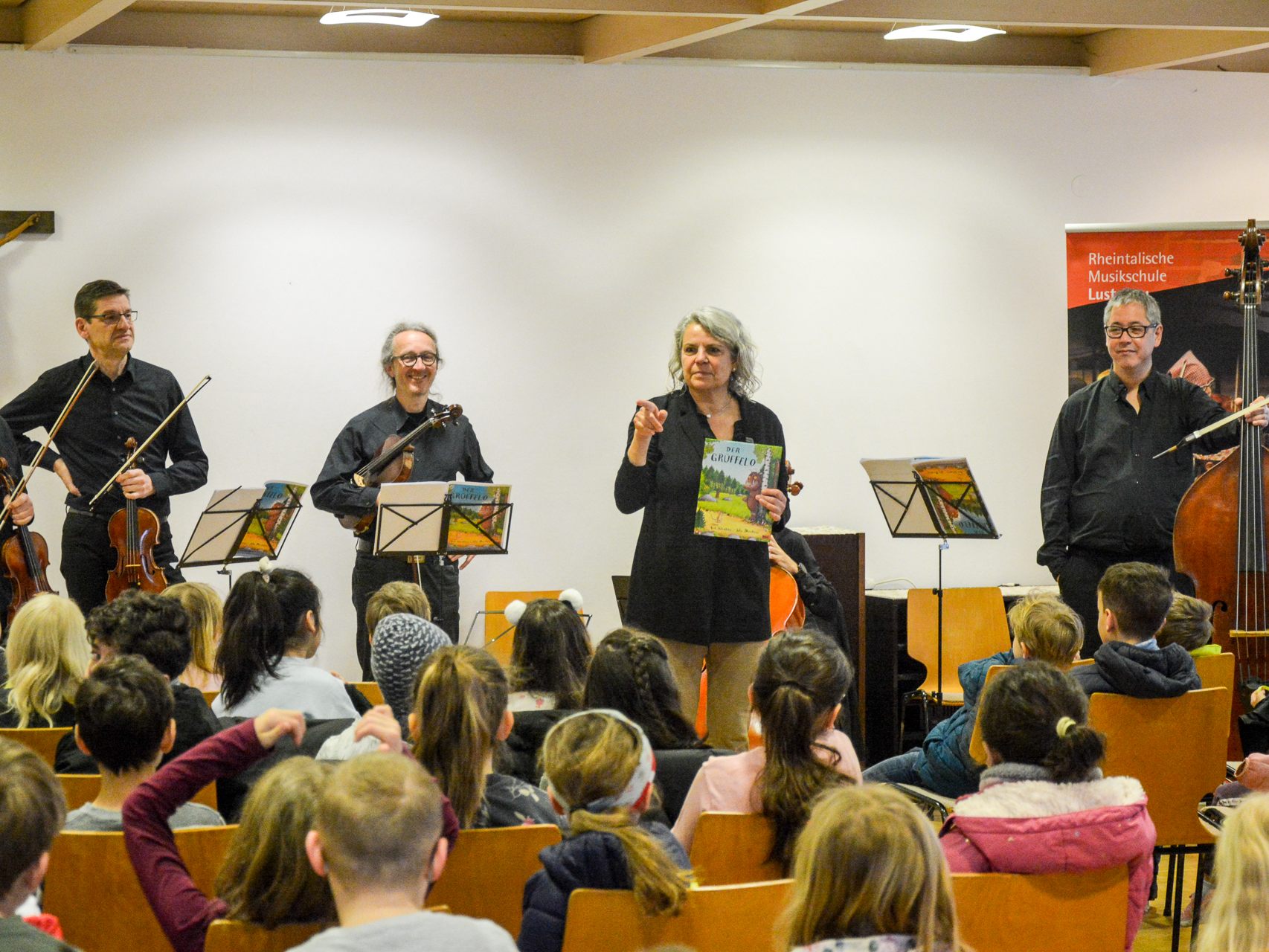 Die Rheintalische Musikschule führte für die Kinder den Grüffelo vor. Musikalisch umrahmt wurde das Stück von den Streichinstrumenten. Die Rheintalische Musikschule führte für die Kinder den Grüffelo vor. Musikalisch umrahmt wurde das Stück von den Streichinstrumenten.