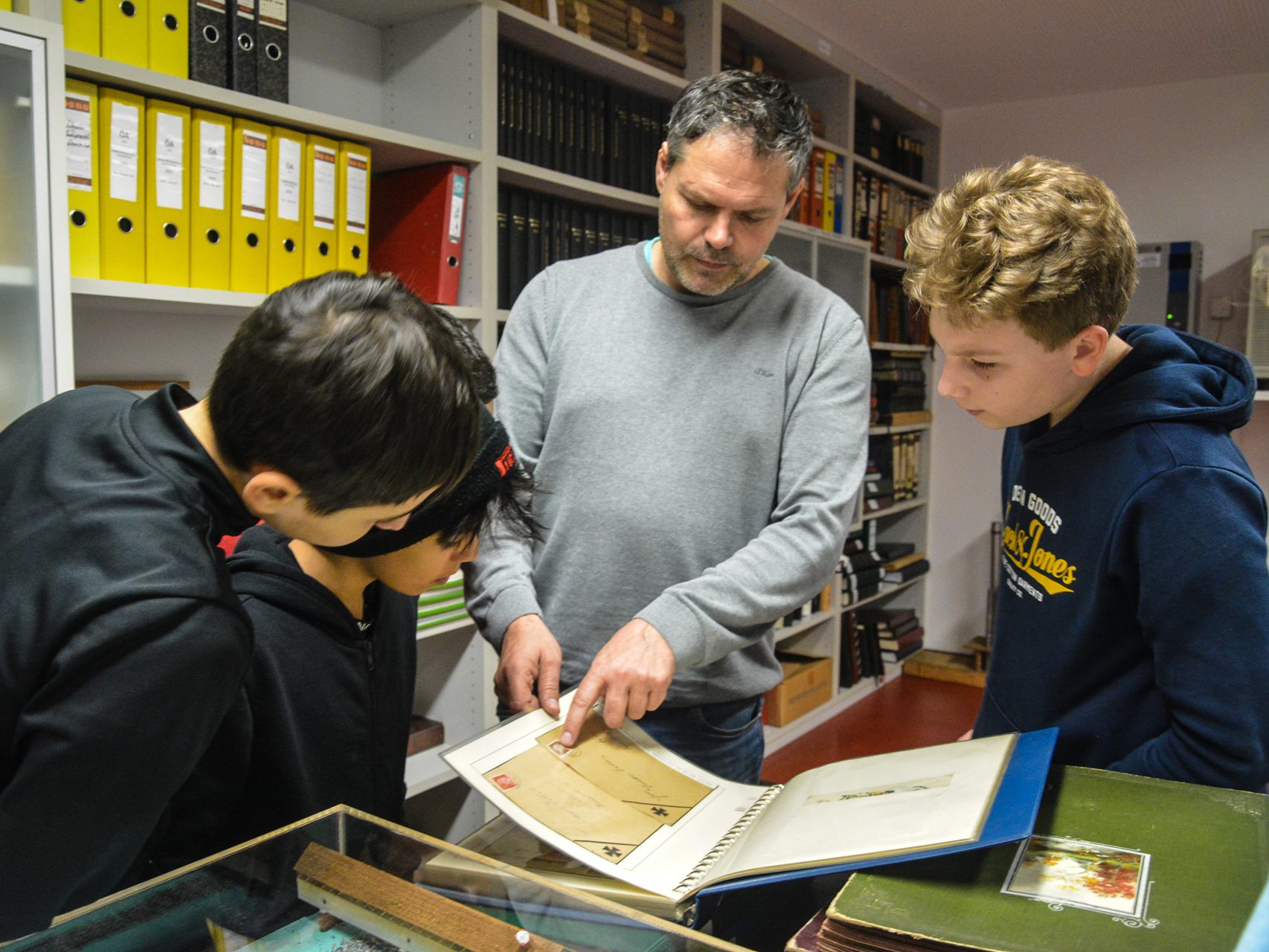 Oliver Heinzle vom historischen Archiv in Lustenau zeigten den Schülern der Mittelschule Rheindorf alte Schriftstücke. Oliver Heinzle vom historischen Archiv in Lustenau zeigten den Schülern der Mittelschule Rheindorf alte Schriftstücke.