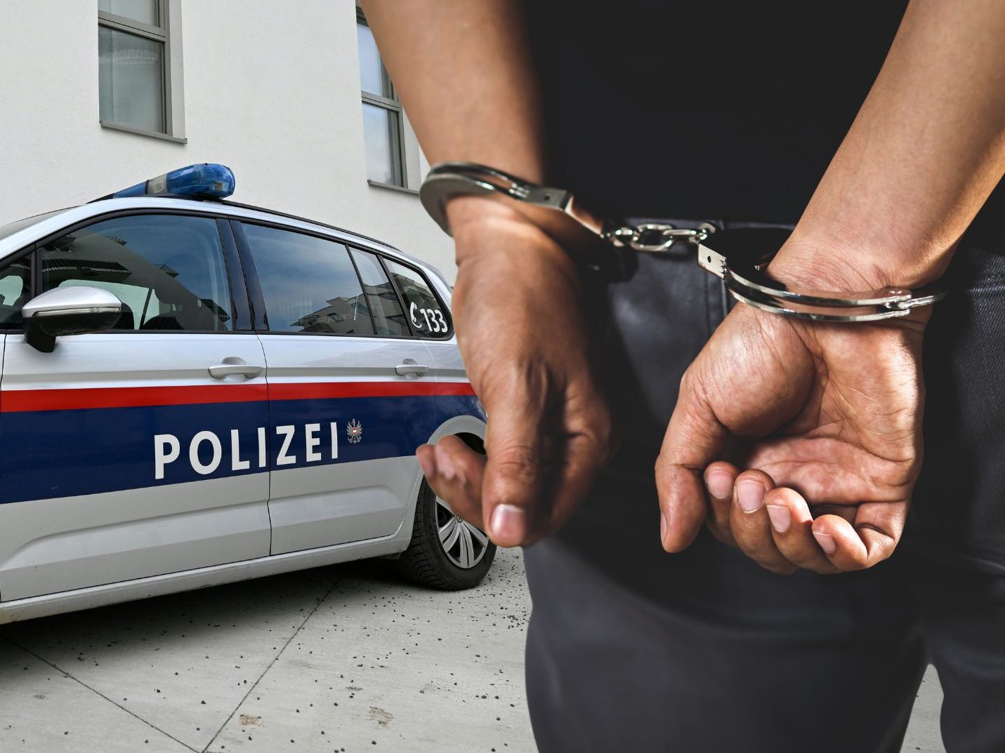 Ein 22-Jähriger soll in einer Wohnung in Erlaa am späten Dienstagabend seine 54-jährige Mutter mit einem Messer erstochen haben. Polizisten versuchten die Frau noch zu reanimieren, das Opfer erlag aber im Krankenhaus seinen schweren Verletzungen. Ein 22-Jähriger soll in einer Wohnung in Erlaa am späten Dienstagabend seine 54-jährige Mutter mit einem Messer erstochen haben. Polizisten versuchten die Frau noch zu reanimieren, das Opfer erlag aber im Krankenhaus seinen schweren Verletzungen.