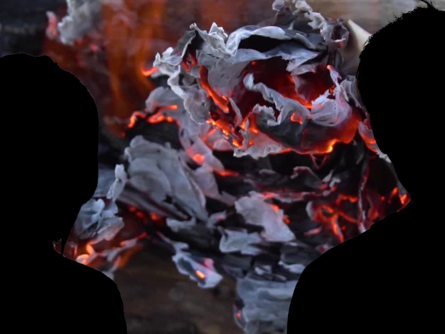 Bei den mutmaßlichen Brandstiftern soll es sich um einen Mann und eine Frau handeln. Bei den mutmaßlichen Brandstiftern soll es sich um einen Mann und eine Frau handeln.