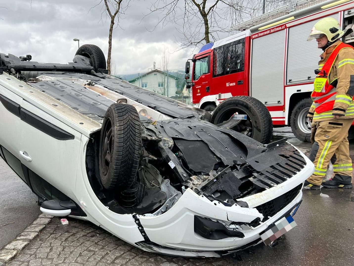 Der Pkw kam auf dem Dach zum Liegen.