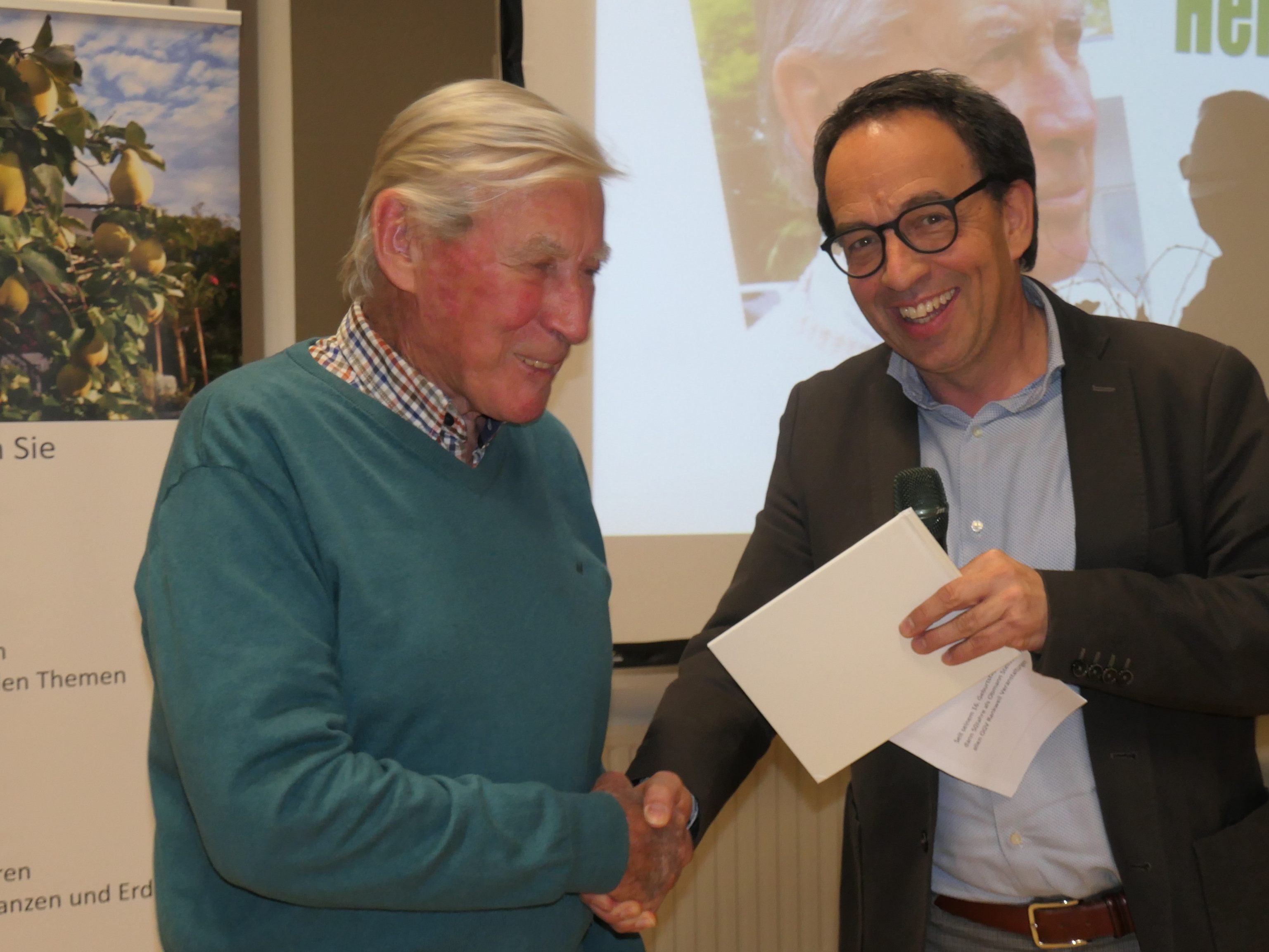 Gärtnermeister Hermann Bauer erhielt vom Landesverband Obmann Markus Amann die goldene Nadel überreicht. Gärtnermeister Hermann Bauer erhielt vom Landesverband Obmann Markus Amann die goldene Nadel überreicht.