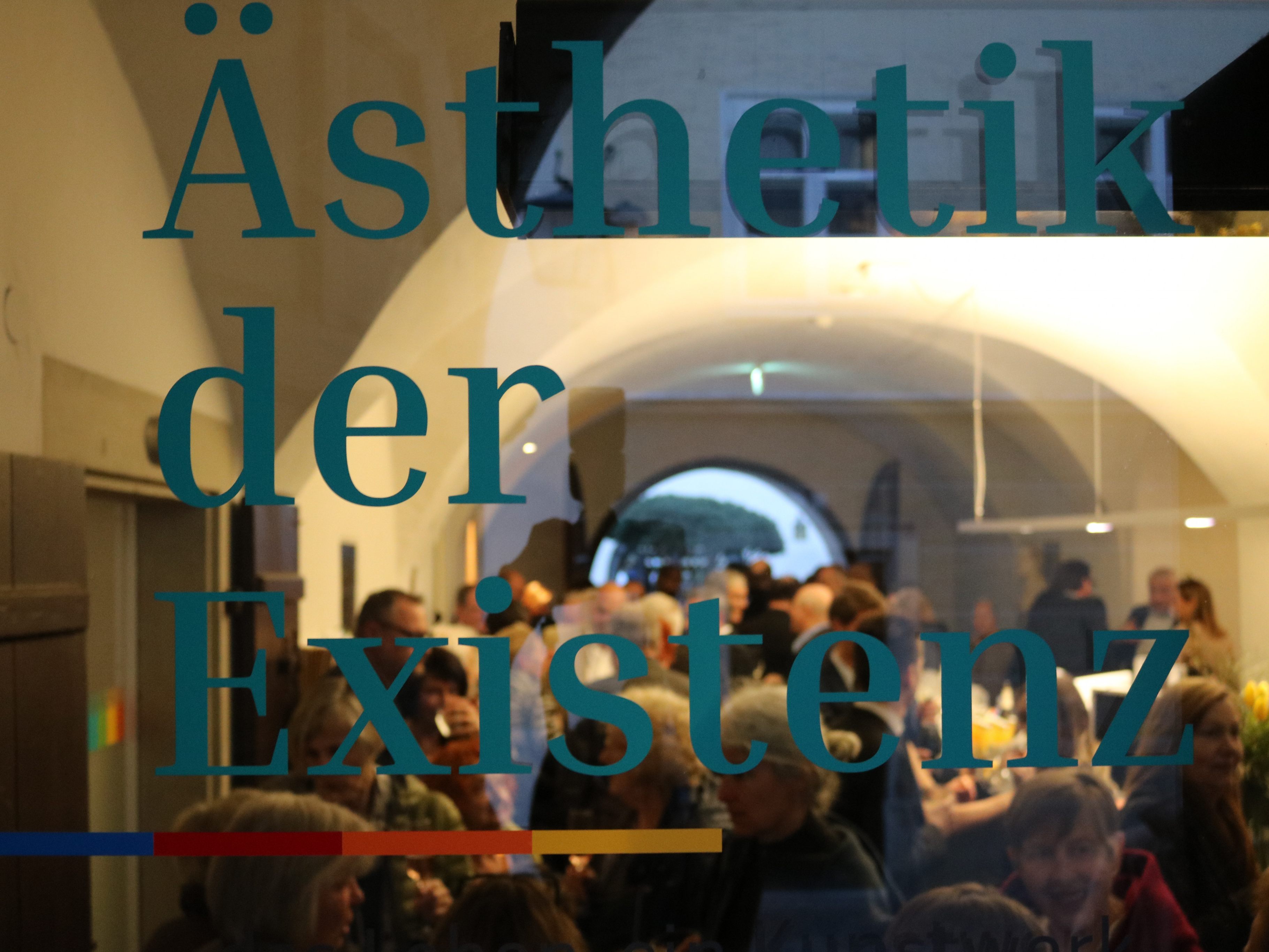 Die Ausstellungseröffnung war ein großer Erfolg Die Ausstellungseröffnung war ein großer Erfolg