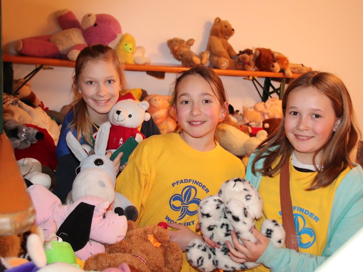Paige, Maria und Sophie in der Kuscheltierecke. Paige, Maria und Sophie in der Kuscheltierecke.