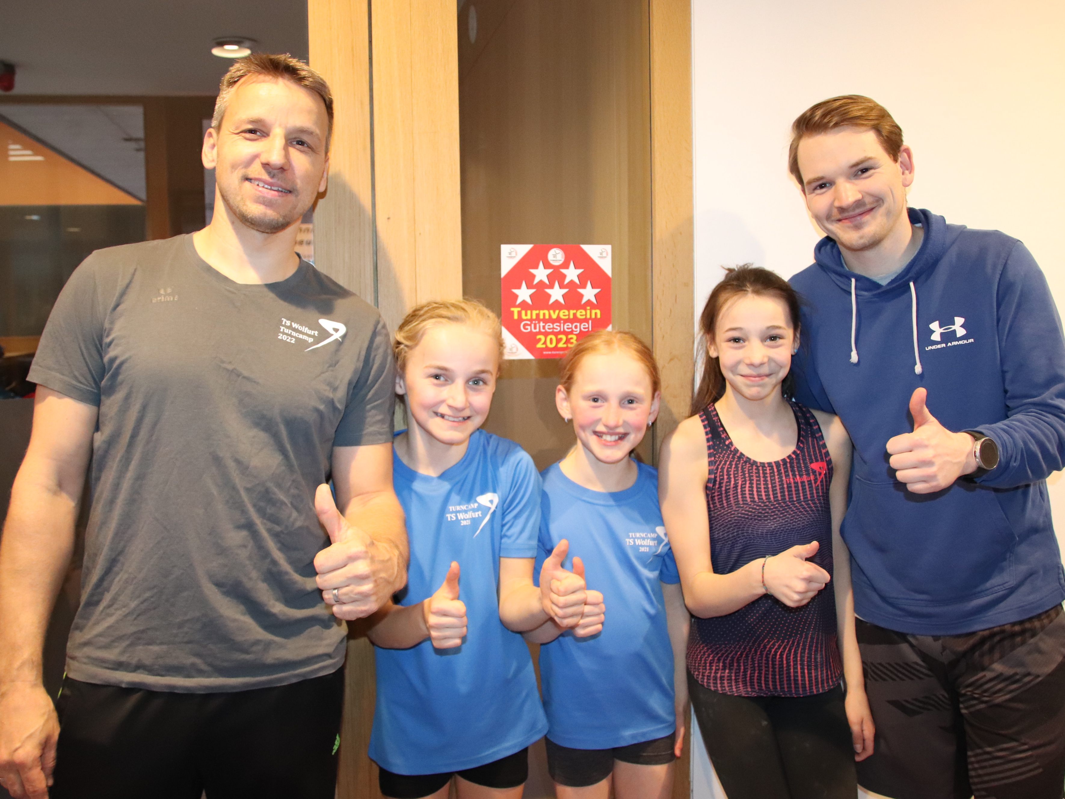 Die Trainer Mathias Mohr und Felix Bischof freuen sich mit Anna, Mia und Raphaela über die Auszeichnung. Die Trainer Mathias Mohr und Felix Bischof freuen sich mit Anna, Mia und Raphaela über die Auszeichnung.