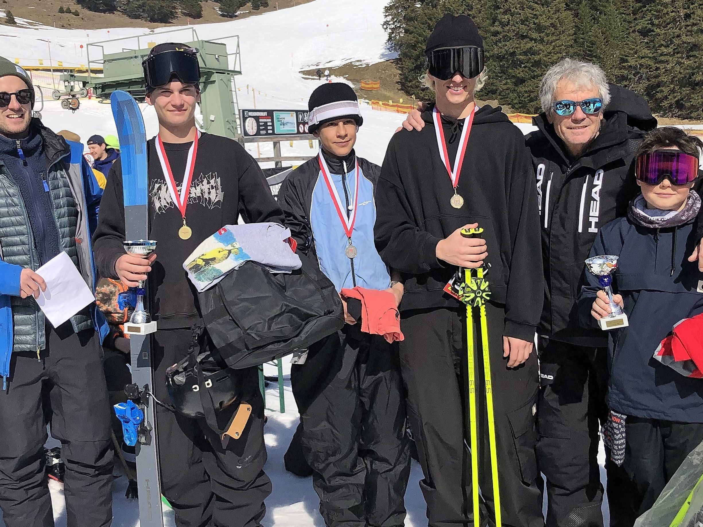 Vom Freeski Club Vorarlberg Tobias Huttelmaier, Freeski Landesmeister Andre Wieser, Luca Stark (2. Platz), Jakob Presslauer (3. Platz), Hans Krojer (SC Mühlebach) und Ferdinand Herkommer (jüngster Teilnehmer auf dem großen Kicker). Vom Freeski Club Vorarlberg Tobias Huttelmaier, Freeski Landesmeister Andre Wieser, Luca Stark (2. Platz), Jakob Presslauer (3. Platz), Hans Krojer (SC Mühlebach) und Ferdinand Herkommer (jüngster Teilnehmer auf dem großen Kicker).
