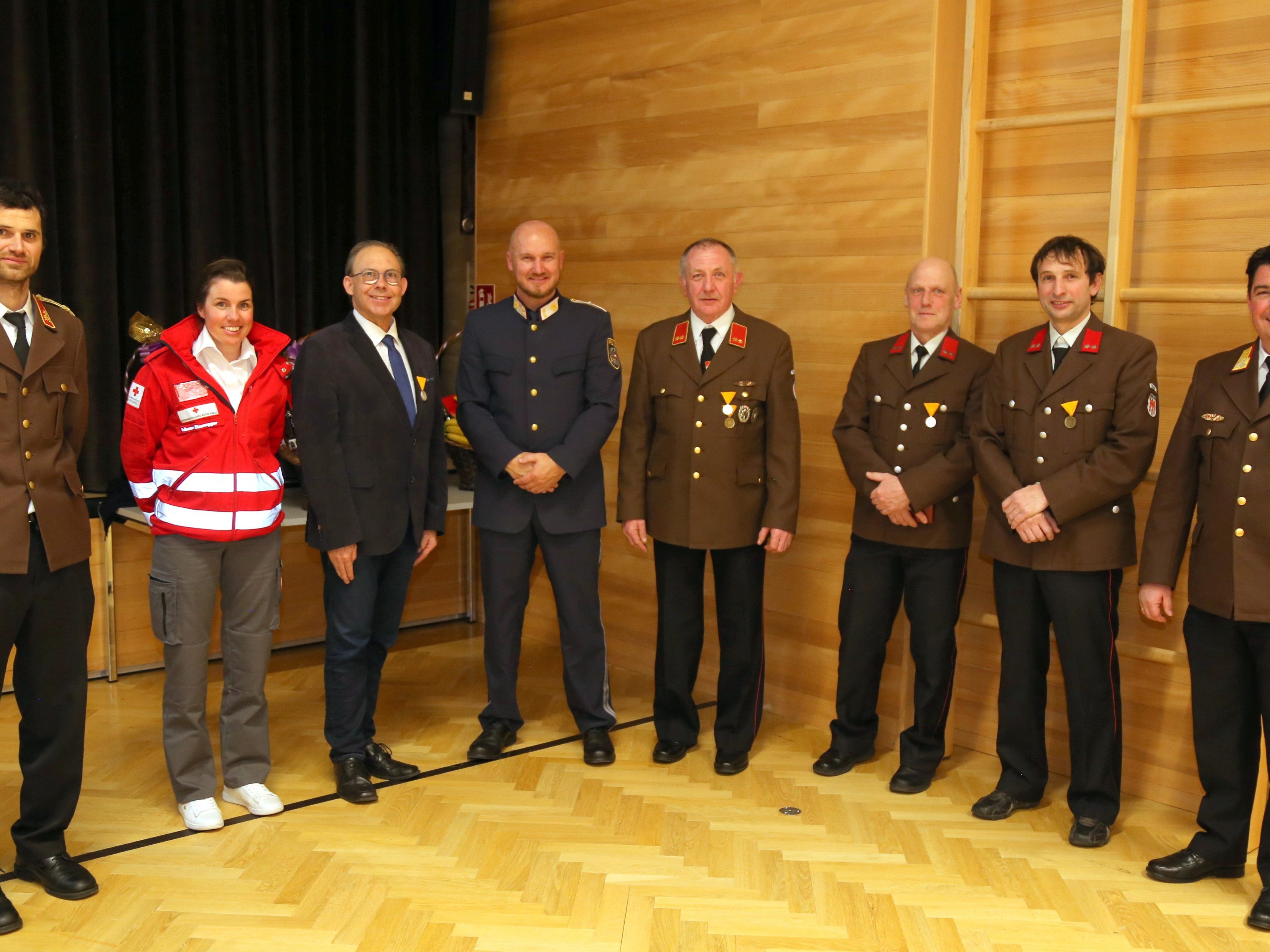 Ortsfeuerwehr Buch zog Bilanz und stellte verdiente Personen in den Mittelpunkt. Ortsfeuerwehr Buch zog Bilanz und stellte verdiente Personen in den Mittelpunkt.