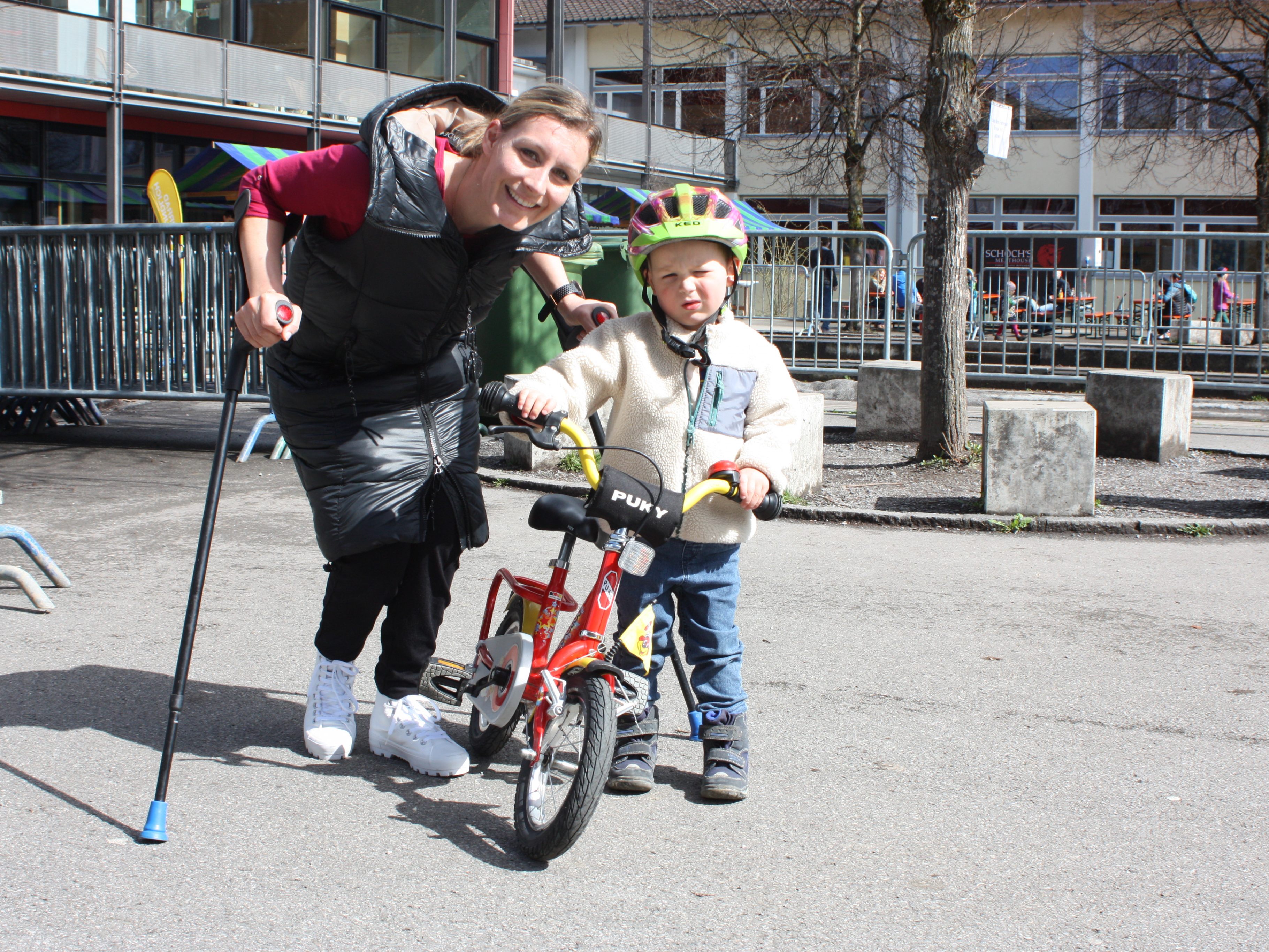Bundesrätin Heike Eder kauft seinem Sohn Timon das erste Fahrrad. Bundesrätin Heike Eder kauft seinem Sohn Timon das erste Fahrrad.