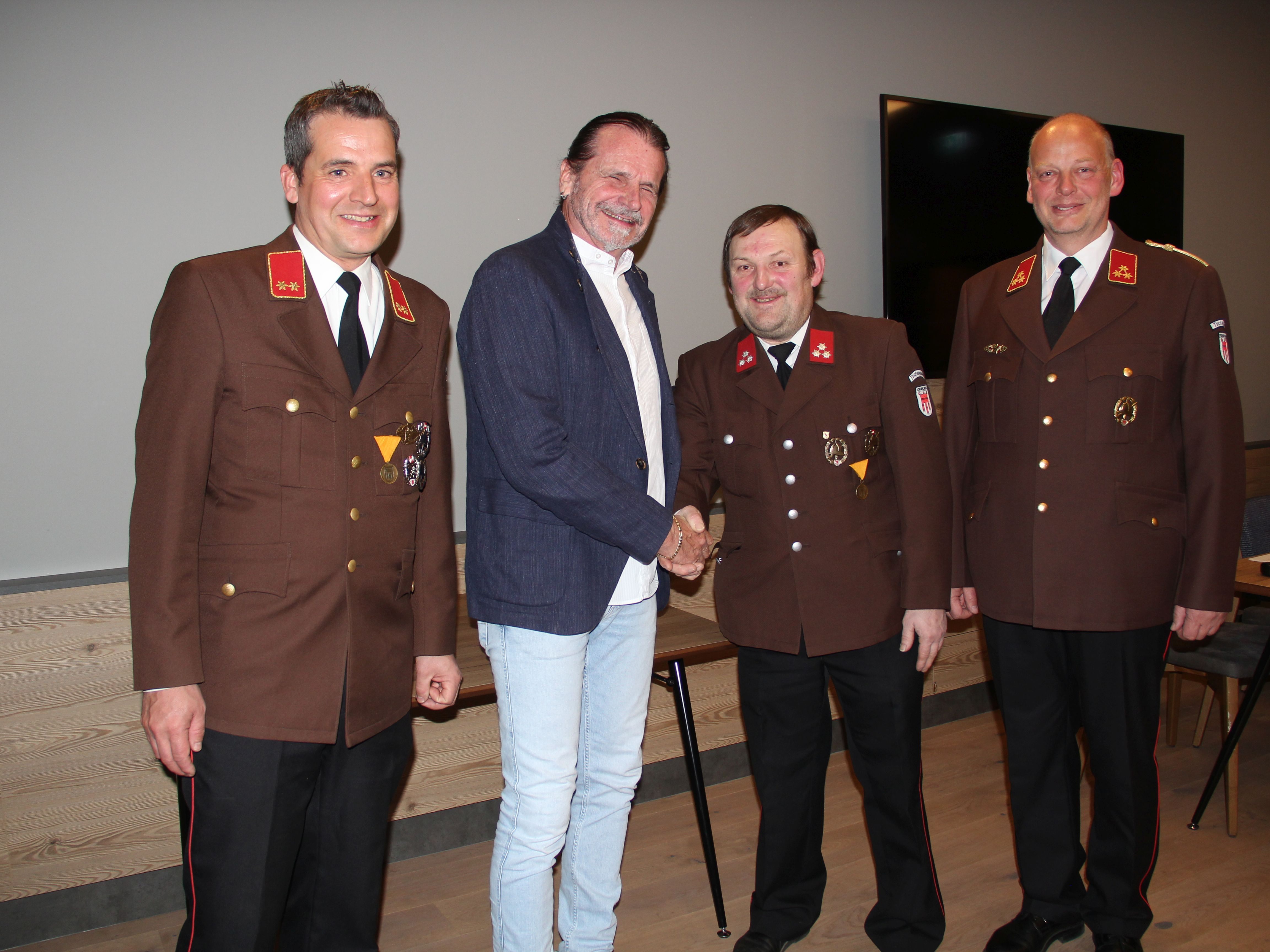 Didi Loretz erhielt das Verdienstkreuz in Bronze bei der Jahreshauptversammlung. Didi Loretz erhielt das Verdienstkreuz in Bronze bei der Jahreshauptversammlung.