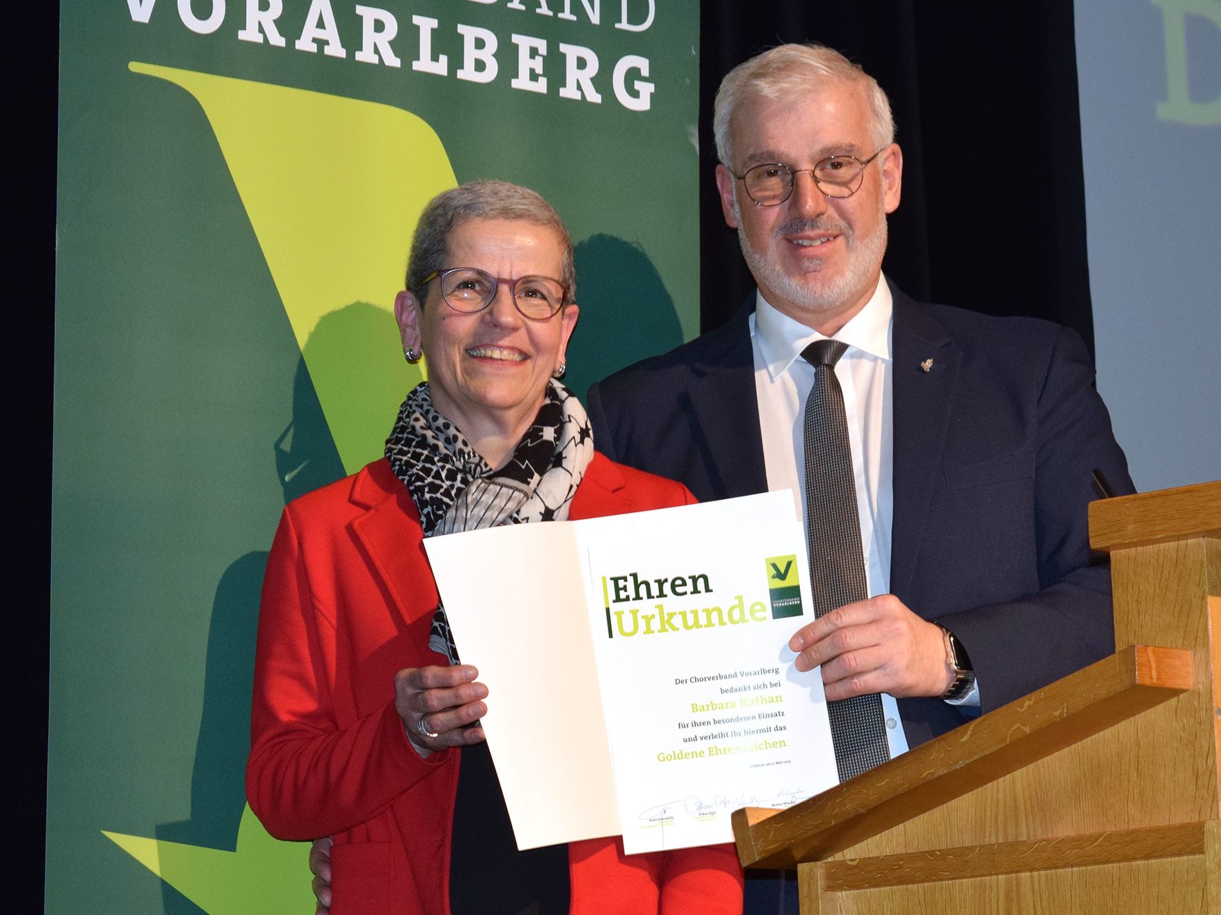 Die geehrte Geschäftsführerin Barbara Kathan mit Obmann Axel Girardelli Die geehrte Geschäftsführerin Barbara Kathan mit Obmann Axel Girardelli