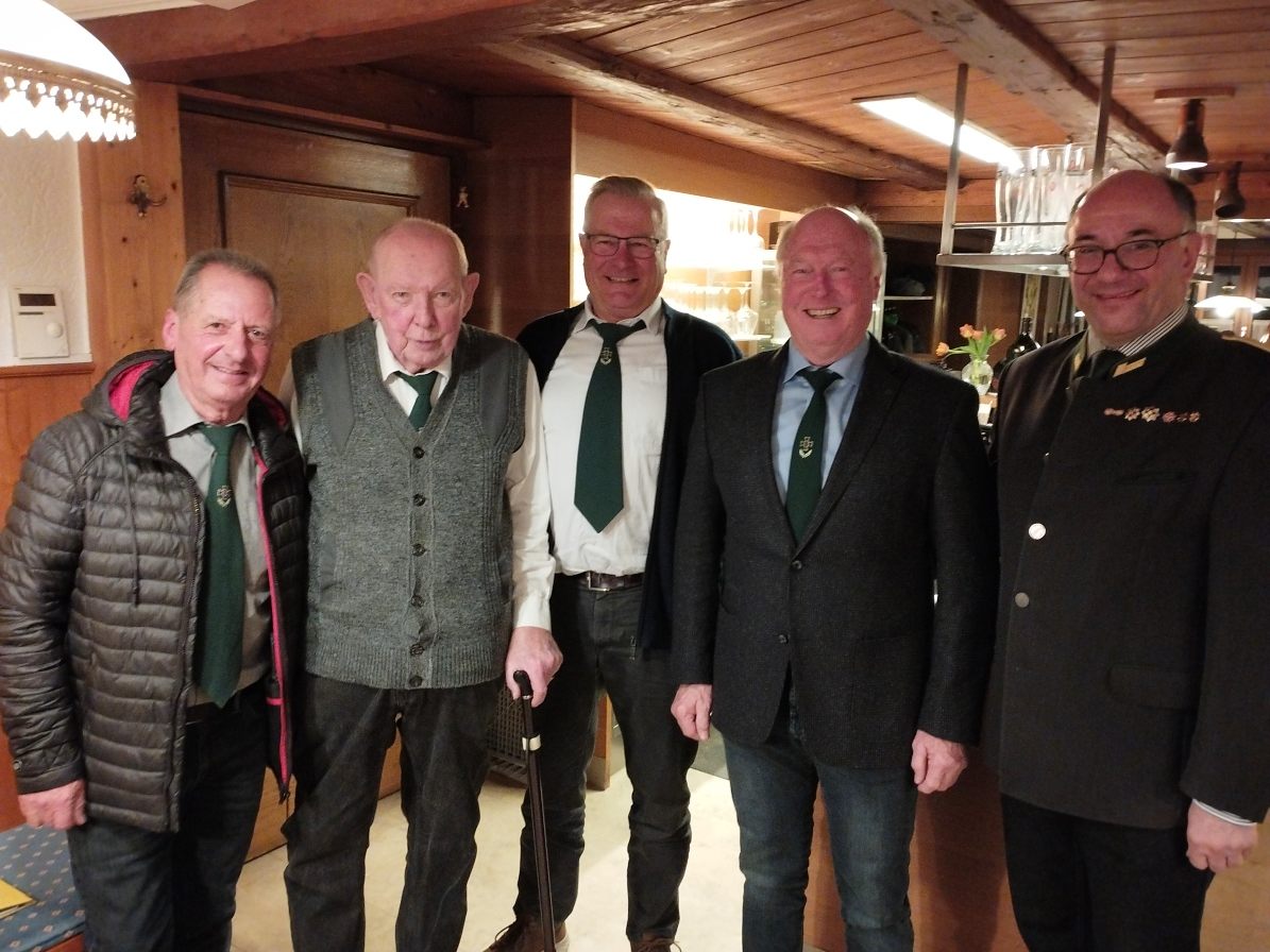 Kurt Hinteregger, Obmann Karl Brunner, Egon Winder, Ehrenbürger Egon Troy und Oberst Al-win Denz. Kurt Hinteregger, Obmann Karl Brunner, Egon Winder, Ehrenbürger Egon Troy und Oberst Al-win Denz.