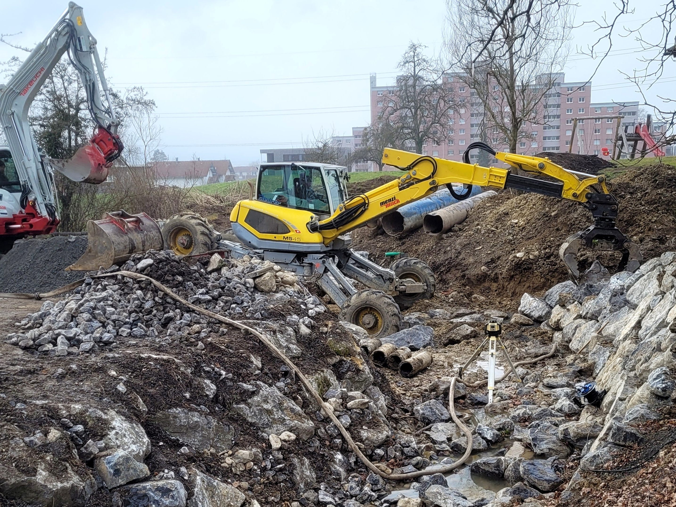Die Bauarbeiten am Dorfbach im Bereich Schwendeweg im Rahmen des Hochwasserschutzprogramms der Gemeinde Lochau gehen gut voran. Die Bauarbeiten am Dorfbach im Bereich Schwendeweg im Rahmen des Hochwasserschutzprogramms der Gemeinde Lochau gehen gut voran.