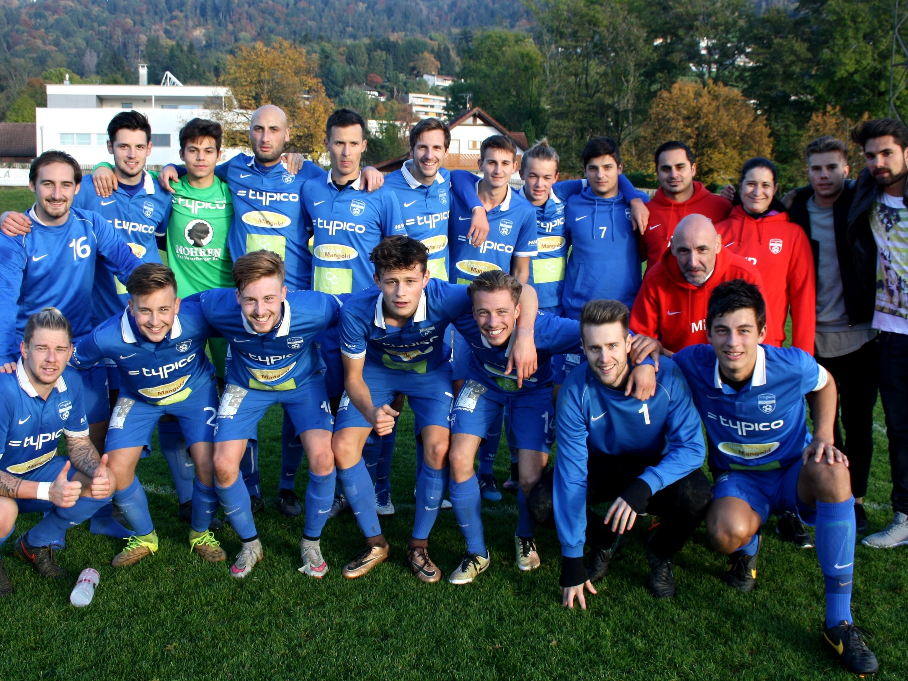 Ein Bild mit Geschichte: In der Saison 2016/17 haben Aydin Akdeniz (TR) und Marco Bologna (CO) als bewährtes Team die Kampfmannschaft des SV typico Lochau schon einmal erfolgreich trainiert. Ein Bild mit Geschichte: In der Saison 2016/17 haben Aydin Akdeniz (TR) und Marco Bologna (CO) als bewährtes Team die Kampfmannschaft des SV typico Lochau schon einmal erfolgreich trainiert.