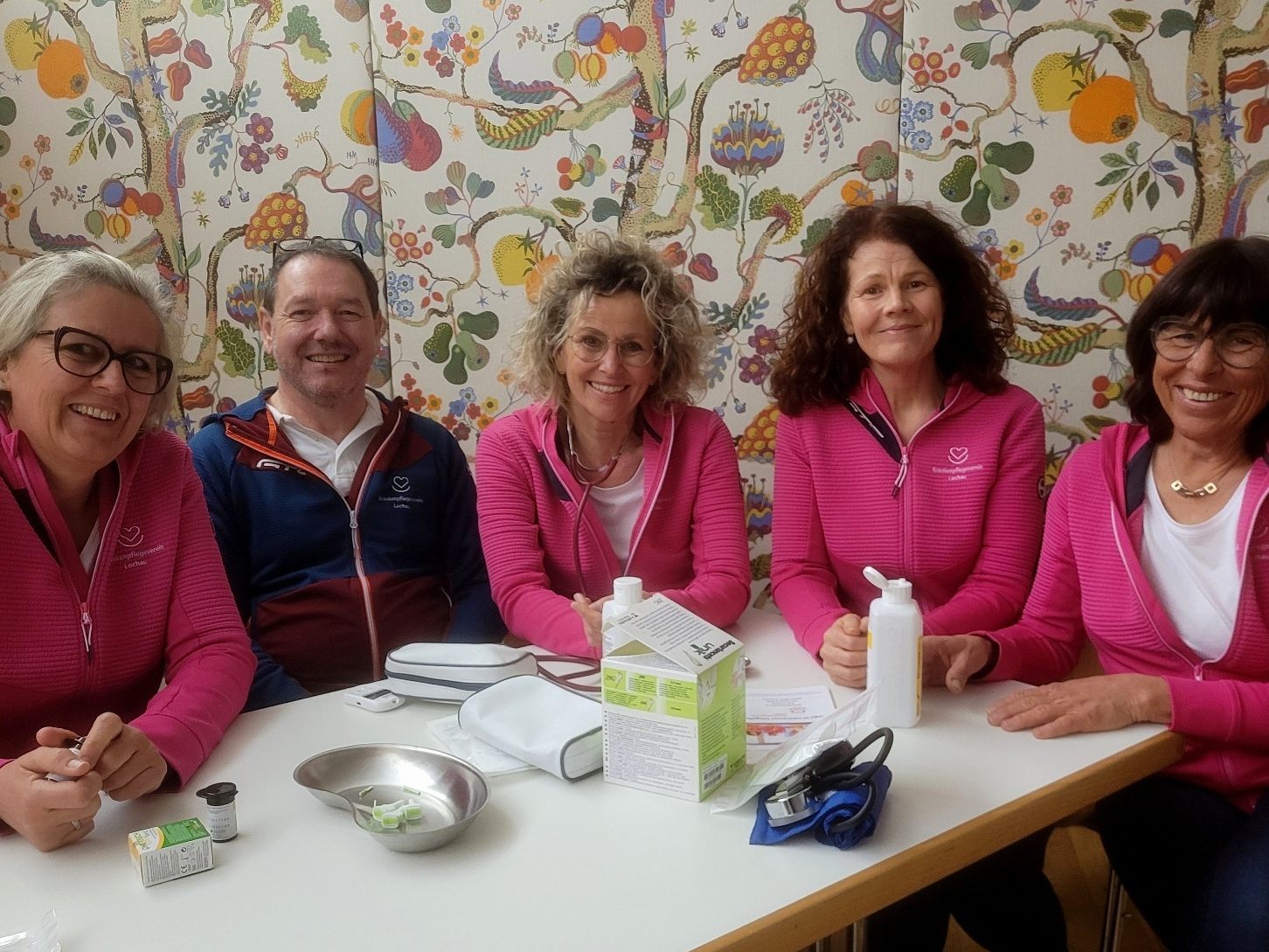 Pflegen, begleiten und unterstützen: Das bestens ausgebildete Team des KPV Lochau mit Christine Gamper, Christian Gamper, Maria Mager (Pflegedienstleitung), Sabine Moosmann und Karin Beuerle betreut in Lochau übers Jahr rund 140 Klienten. Pflegen, begleiten und unterstützen: Das bestens ausgebildete Team des KPV Lochau mit Christine Gamper, Christian Gamper, Maria Mager (Pflegedienstleitung), Sabine Moosmann und Karin Beuerle betreut in Lochau übers Jahr rund 140 Klienten.