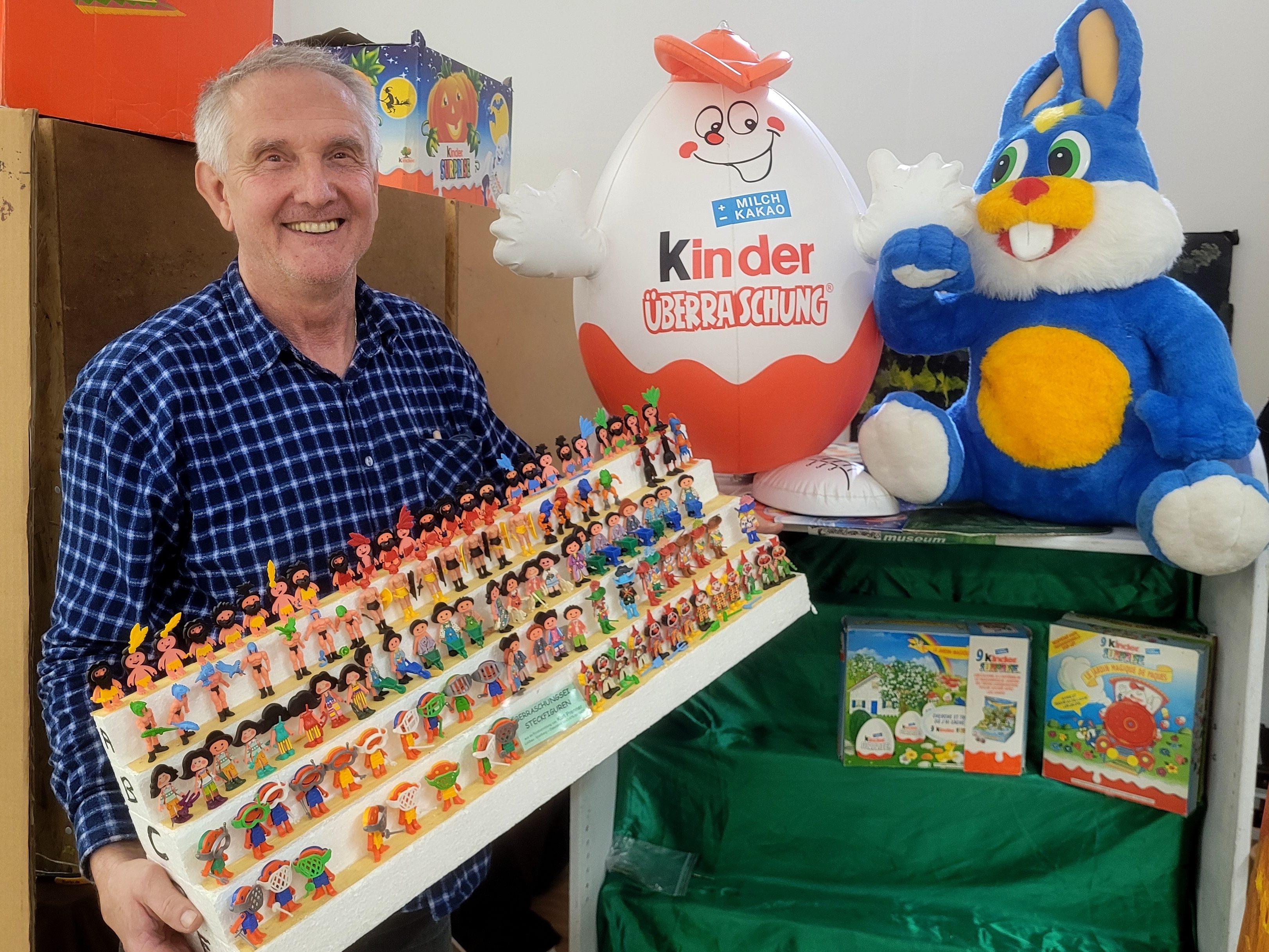 Der Lochauer Sammelprofi Kurt Prenner-Platzgummer beim Aufbau seiner Ausstellung „50 Jahre Kinder-Überraschungs-Ei“, die bis zum 10. April im GWL in Bregenz in einer Hinterglas-Ausstellung zu bestaunen ist. Der Lochauer Sammelprofi Kurt Prenner-Platzgummer beim Aufbau seiner Ausstellung „50 Jahre Kinder-Überraschungs-Ei“, die bis zum 10. April im GWL in Bregenz in einer Hinterglas-Ausstellung zu bestaunen ist.