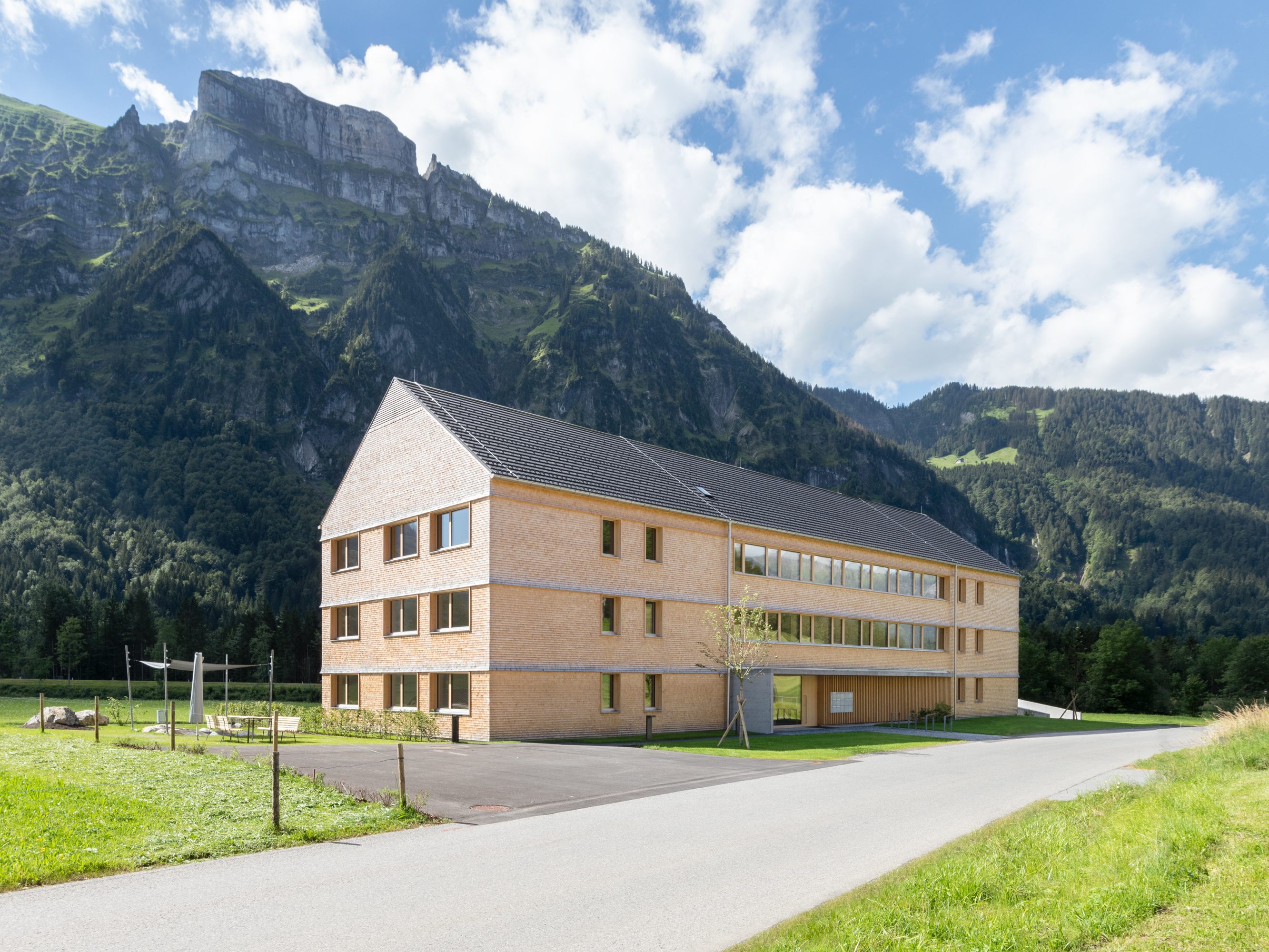 Der Bregenzerwälder Passivhaus-Spezialist Morscher Bauprojekte errichtet hochenergieeffiziente und leistbare Wohnanlagen. Die Wohnanlage Hirschau 77 in Schnepfau wurde kürzlich gemeinsam mit vier weiteren mit dem Gebäudestandard klimaaktiv Gold ausgezeichnet.